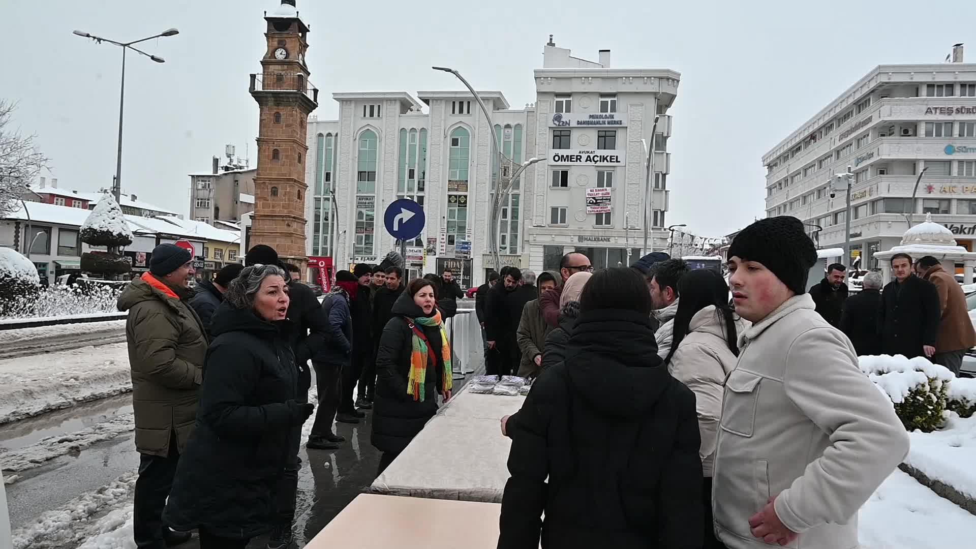 Yozgat Cumhuriyet Alanı’nda vatandaşlar, bir kase arabaşı çorbası alabilmek için kuyruk oluşturdu