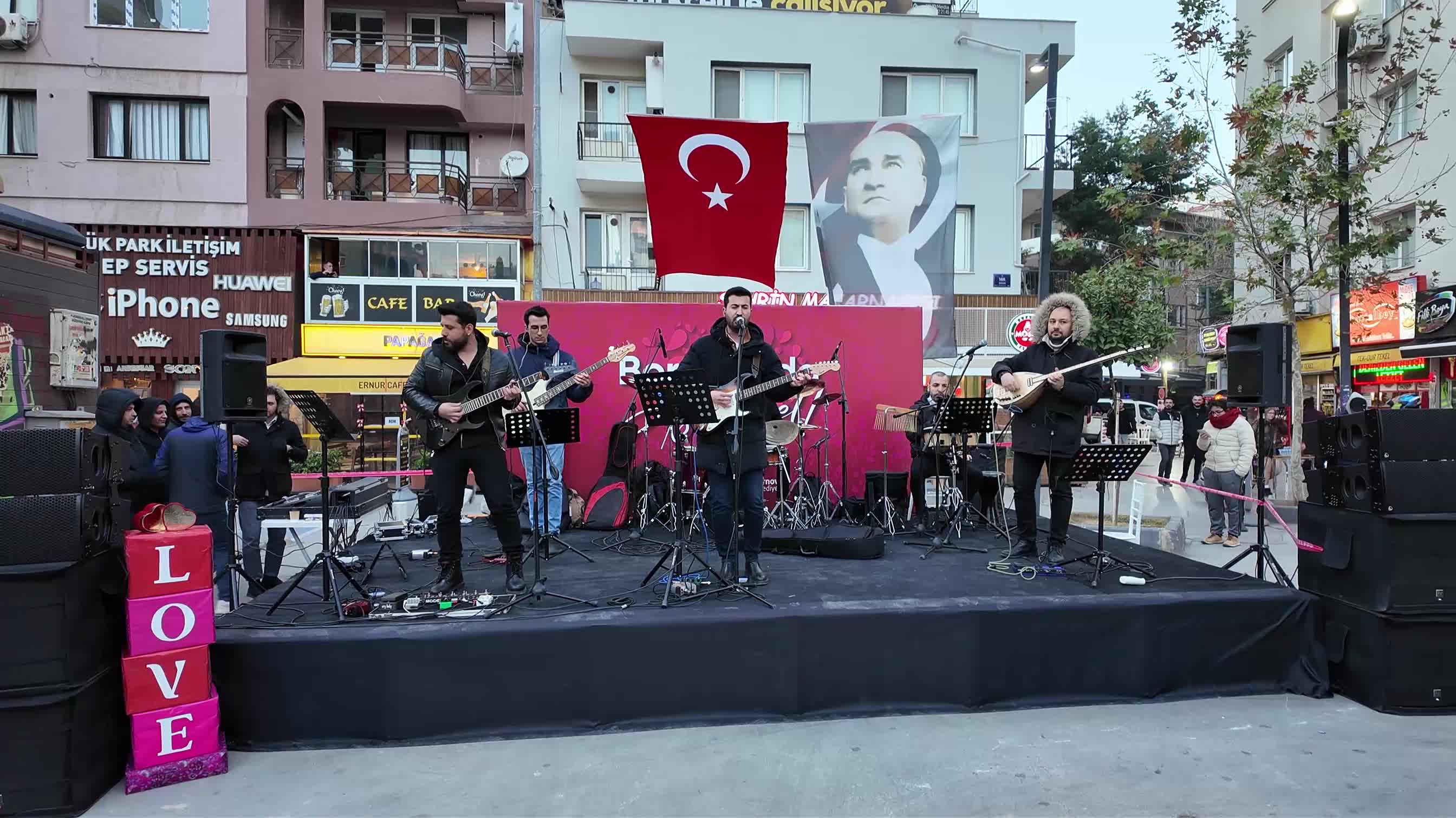 Sevgililer Günü gecikmeli kutlandı: Bornova Küçükpark’ta romantik akşam