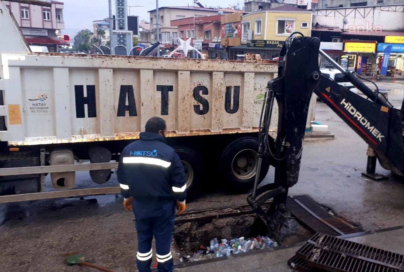 HATAY BÜYÜKŞEHİR: KATI ATIKLARI YERE DEĞİL, GERİ DÖNÜŞÜM KUTULARINA ATALIM