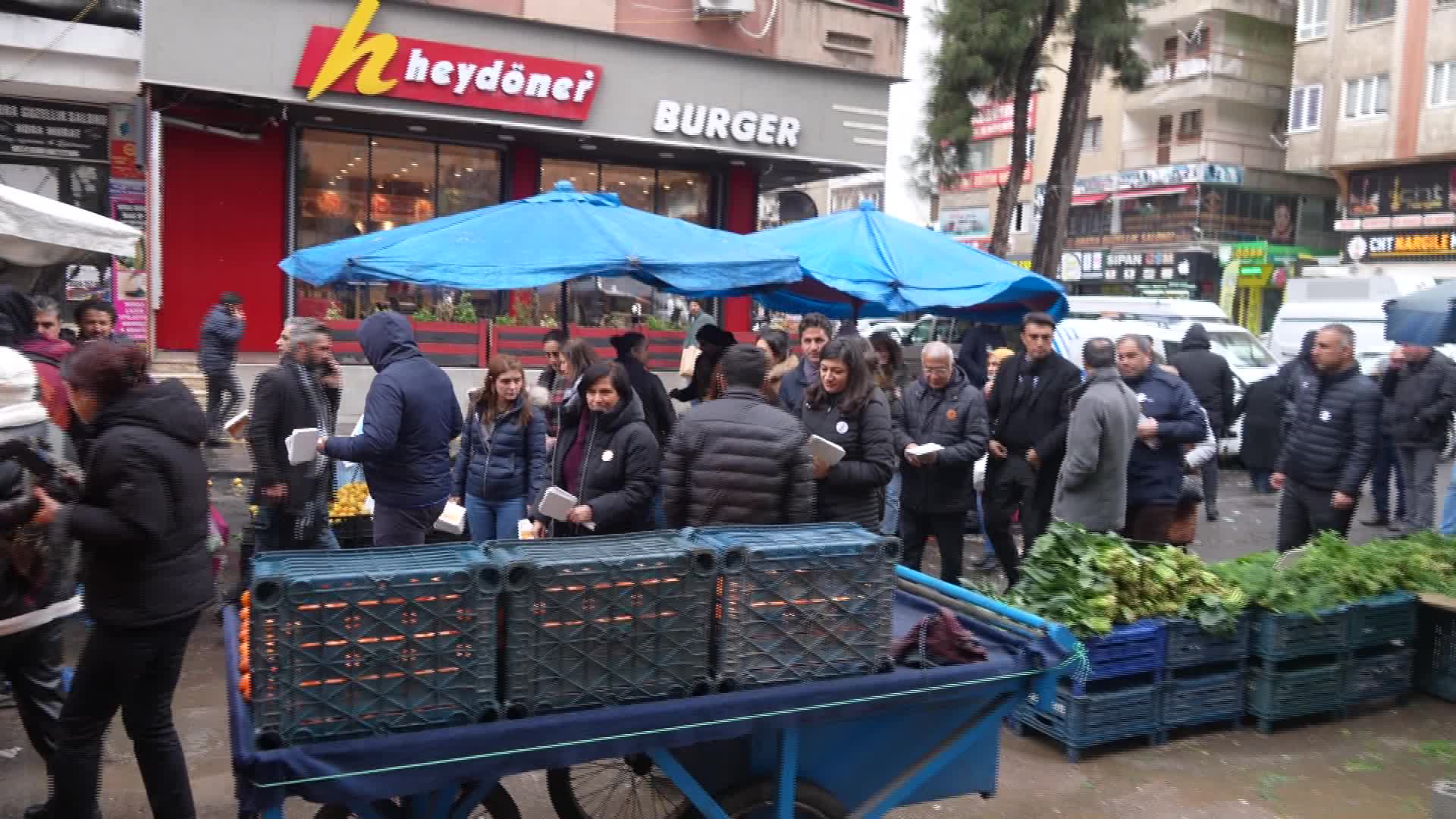 Diyarbakır’da Anadil Günü etkinliği... Semt pazarında esnafa Kürtçe fiyat etiketleri dağıtıldı