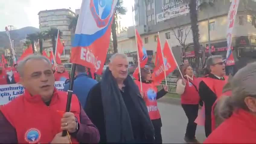 Eğitim İş’ten Bursa’da Cumhuriyet ve Emek Yürüyüşü: “Cumhuriyetimize kimseye teslim etmeyeceğiz”