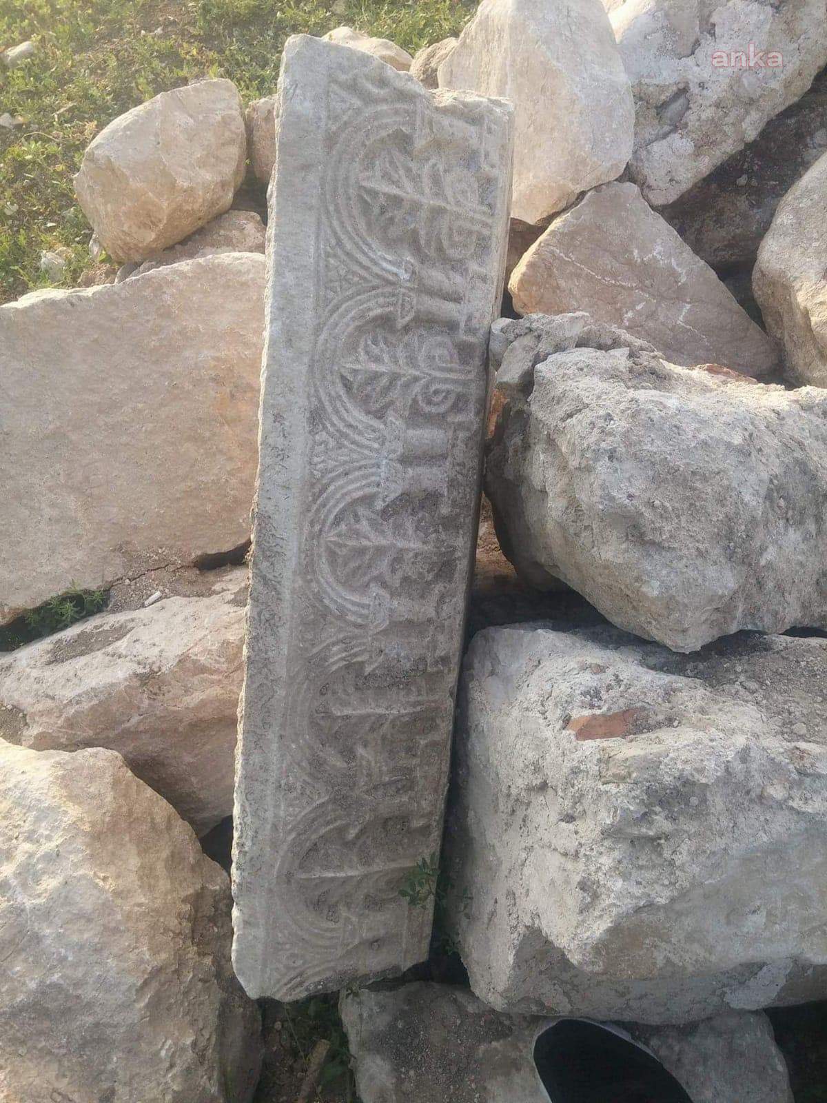 KÖYLÜLERİN "BURADA TARİHİ ESER VAR MADEN AÇAMAZSINIZ" DEDİĞİ TARİHİ ESERLER ÇALINDI