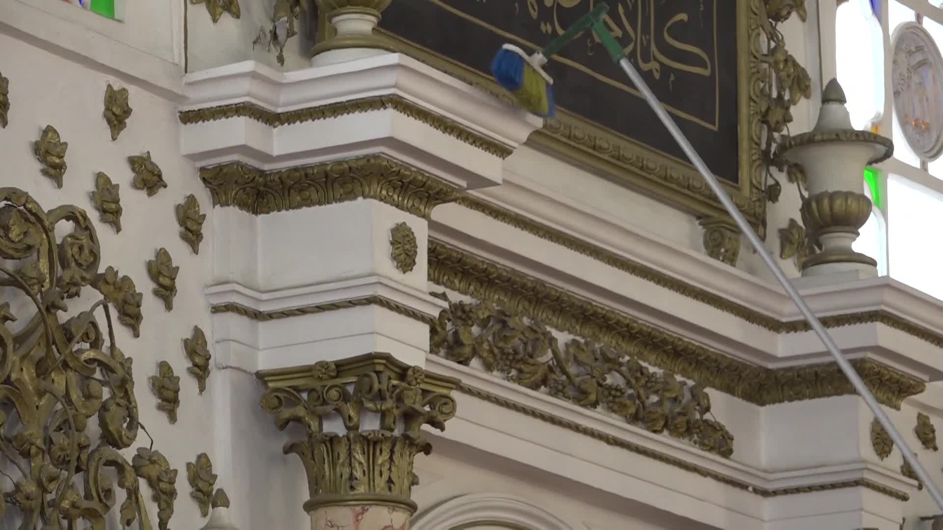 İzmir’in ibadethanelerde temizlik seferberliği: Kentin camileri Ramazan’a hazır