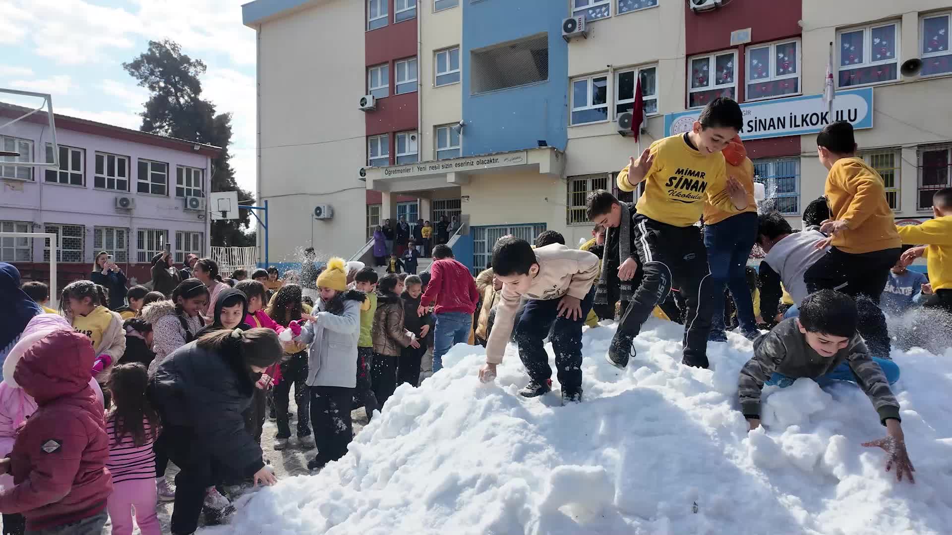 Yüreğir Belediyesi'nden çocuklara kar sürprizi