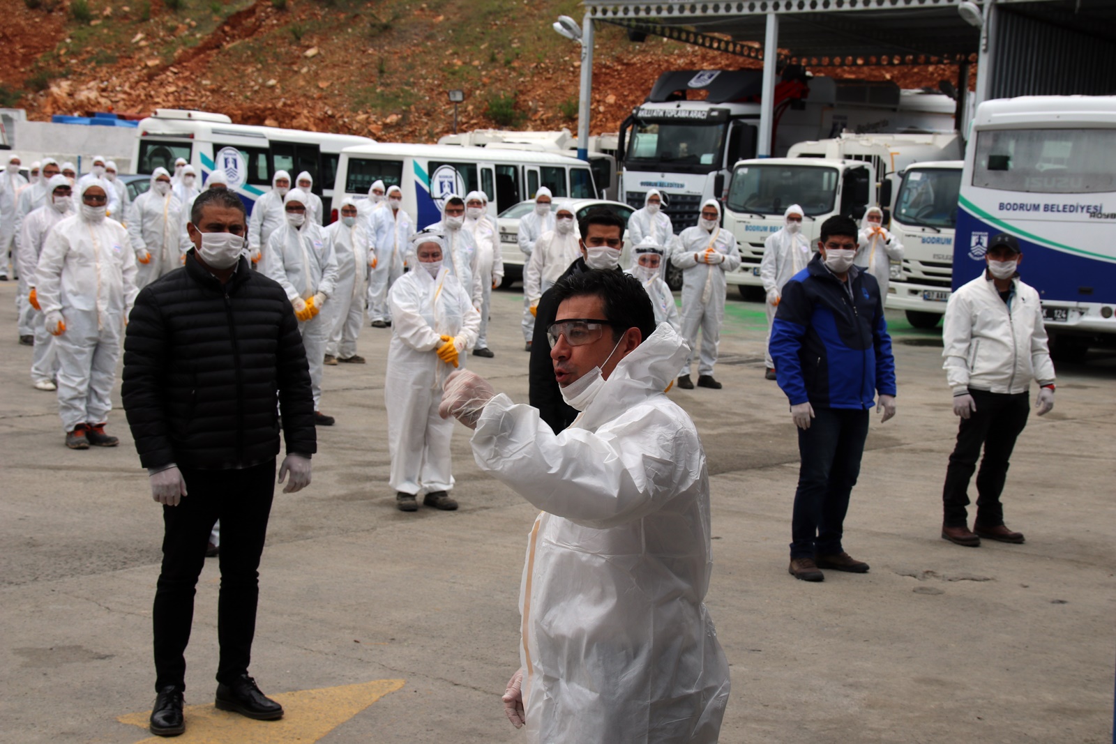 BODRUM'DA SANAYİ SİTELERİ DEZENFEKTE EDİLDİ, MASKE VE SOLÜSYON DAĞITILDI