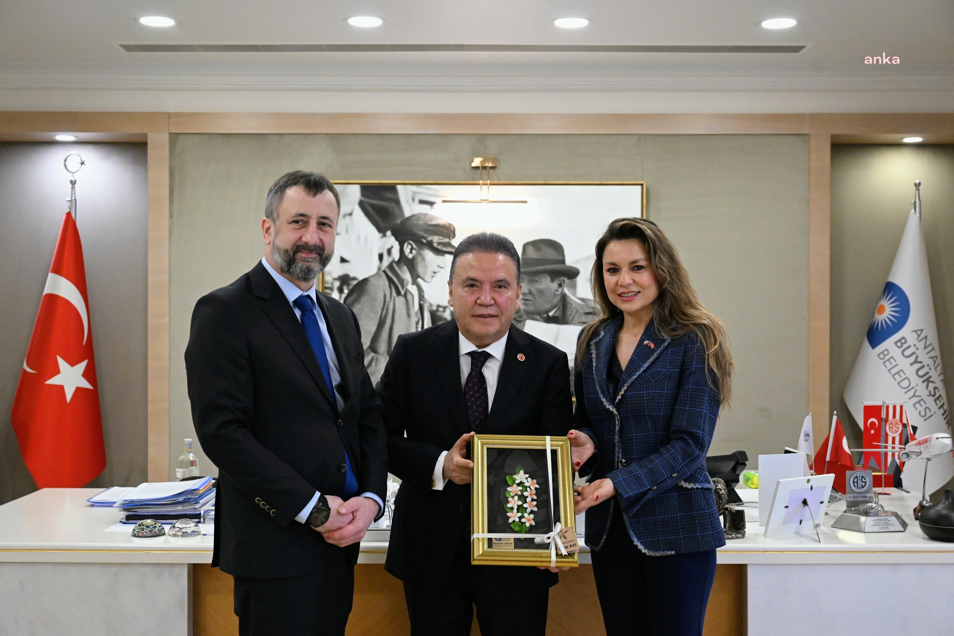 Antalya Büyükşehir Belediye Başkanı Böcek, Çek Cumhuriyeti Ankara Büyükelçisi Stepane'ı makamında ağırladı