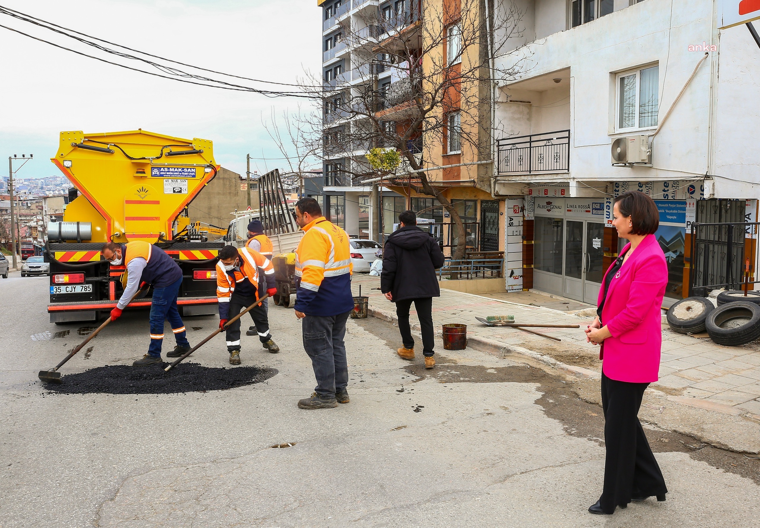 Karabağlar’da asfalt yama robotu sahaya indi