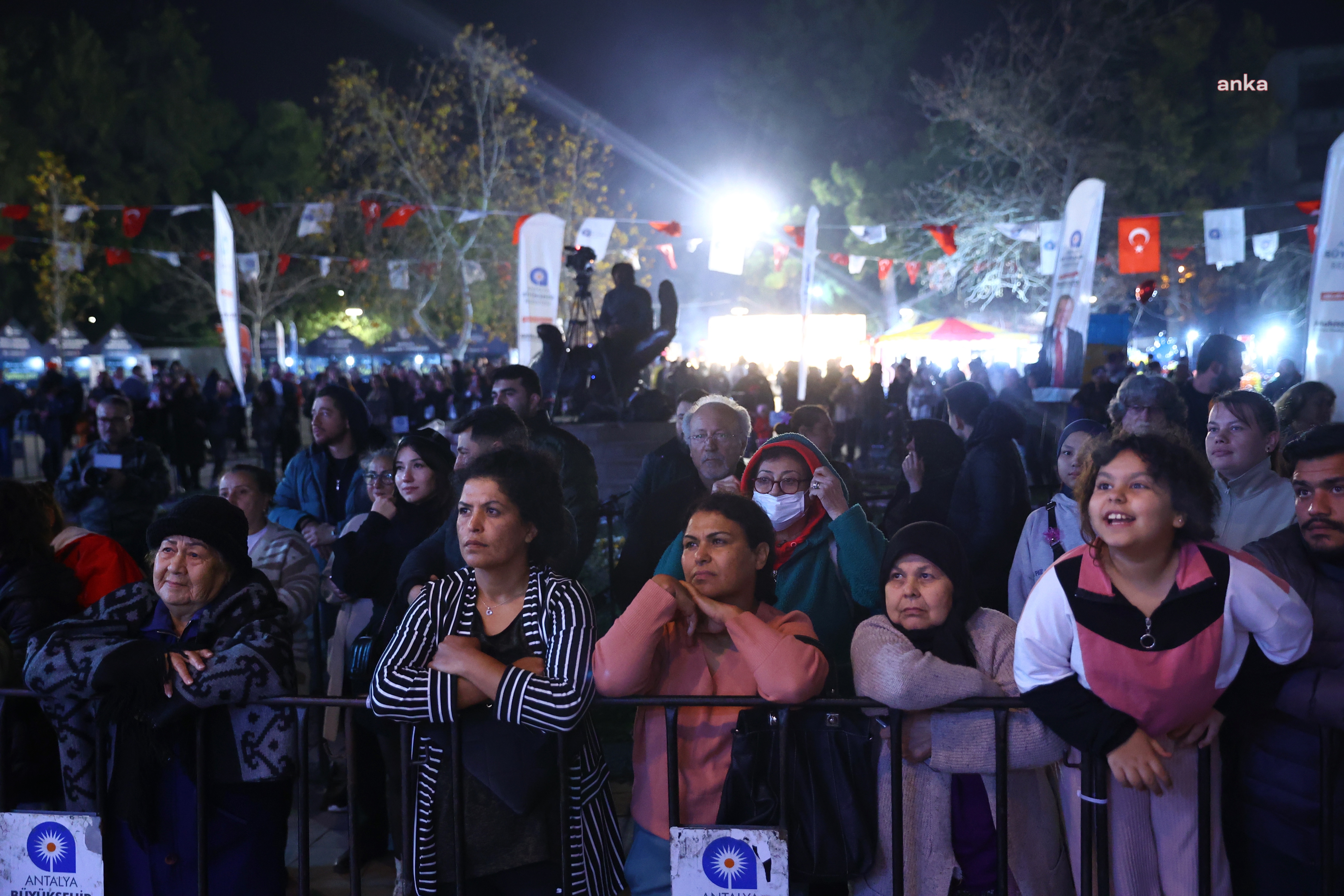 Antalya Büyükşehir Belediyesi, ramazanın ilk günüde bin kişiye 4 çeşit sıcak yemek ikram etti