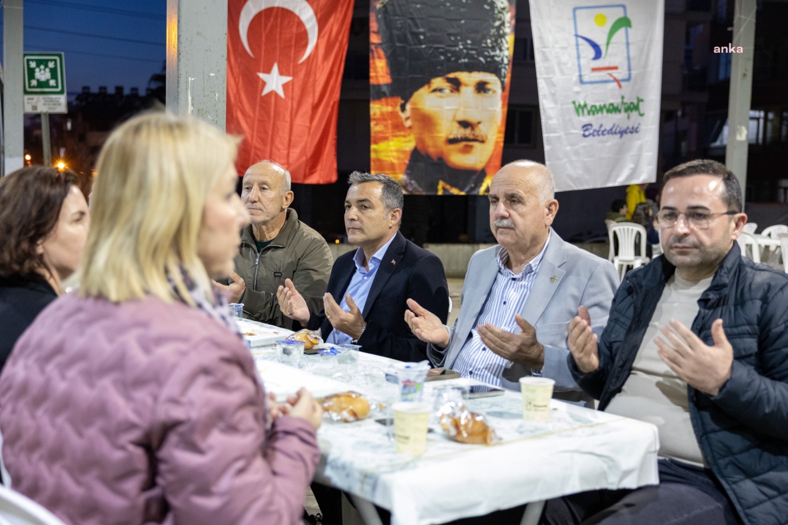 Manavgat Belediyesi ilk iftar sofrasını Yayla Mahallesi'nde kurdu