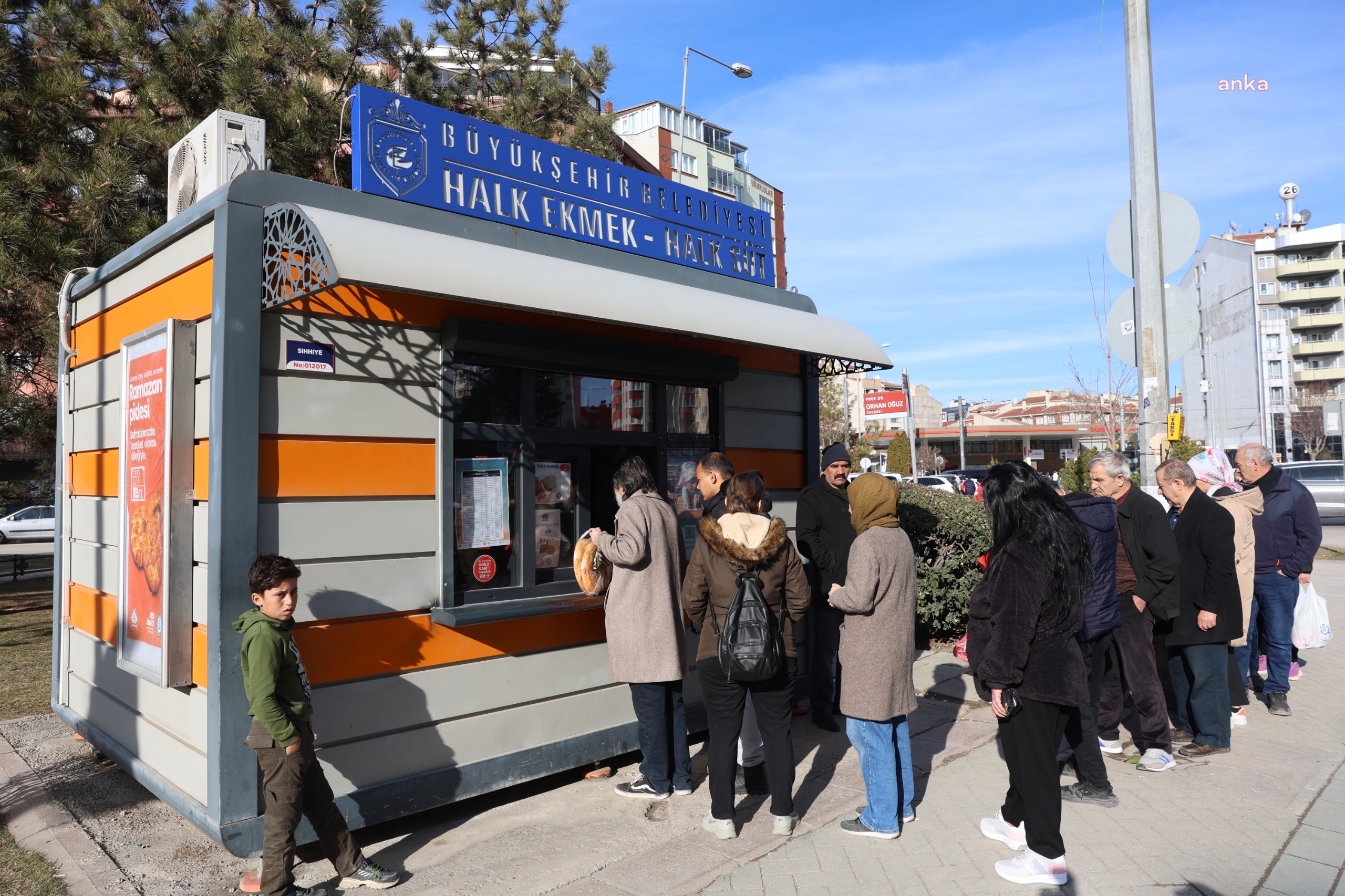 Eskişehir'de Halk Ekmek'in ürettiği pidelere vatandaşlar yoğun ilgi gösterdi