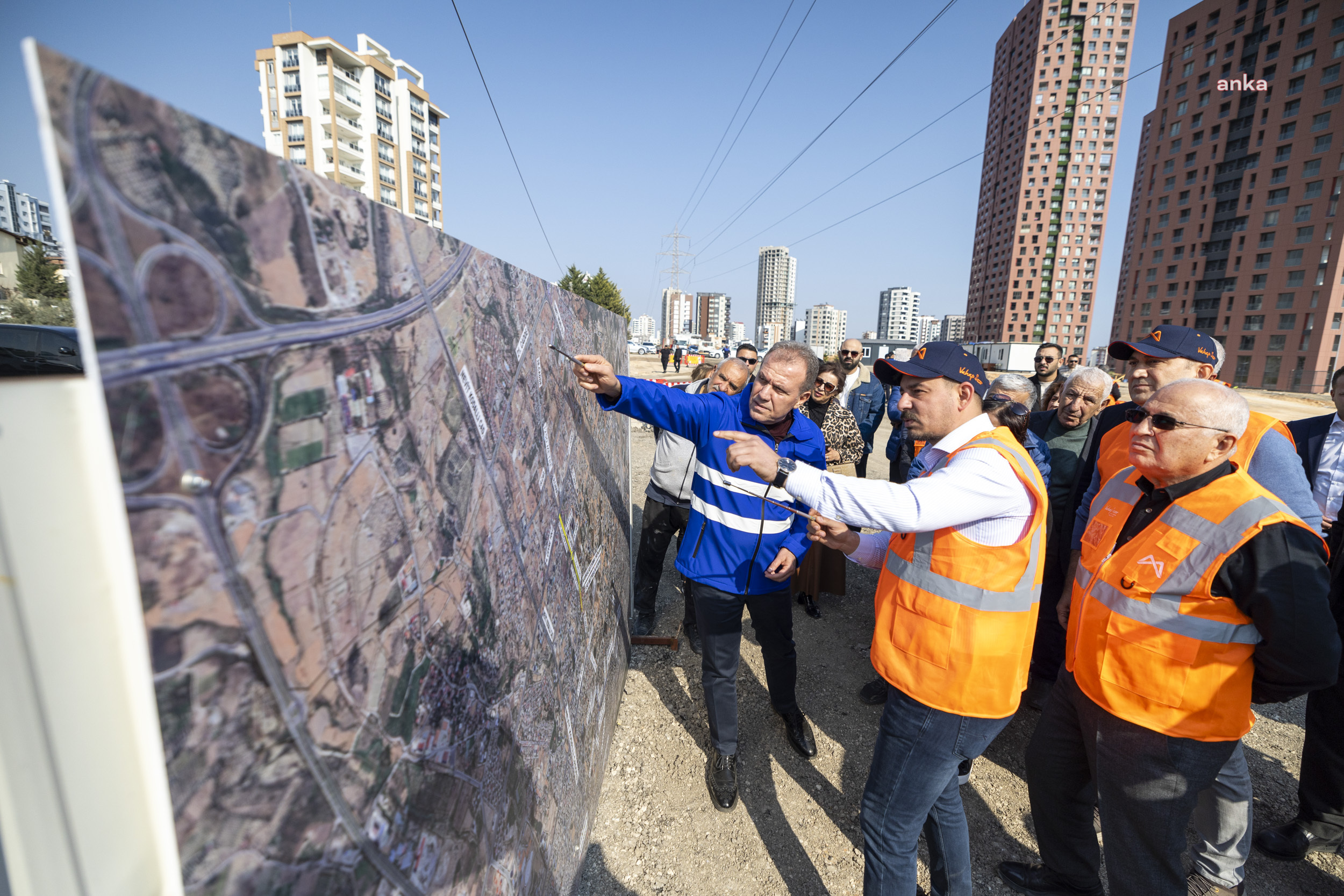 Mersin Büyükşehir Belediye Başkanı Seçer, 38. Cadde’de sürdürülen yol çalışmalarını inceledi