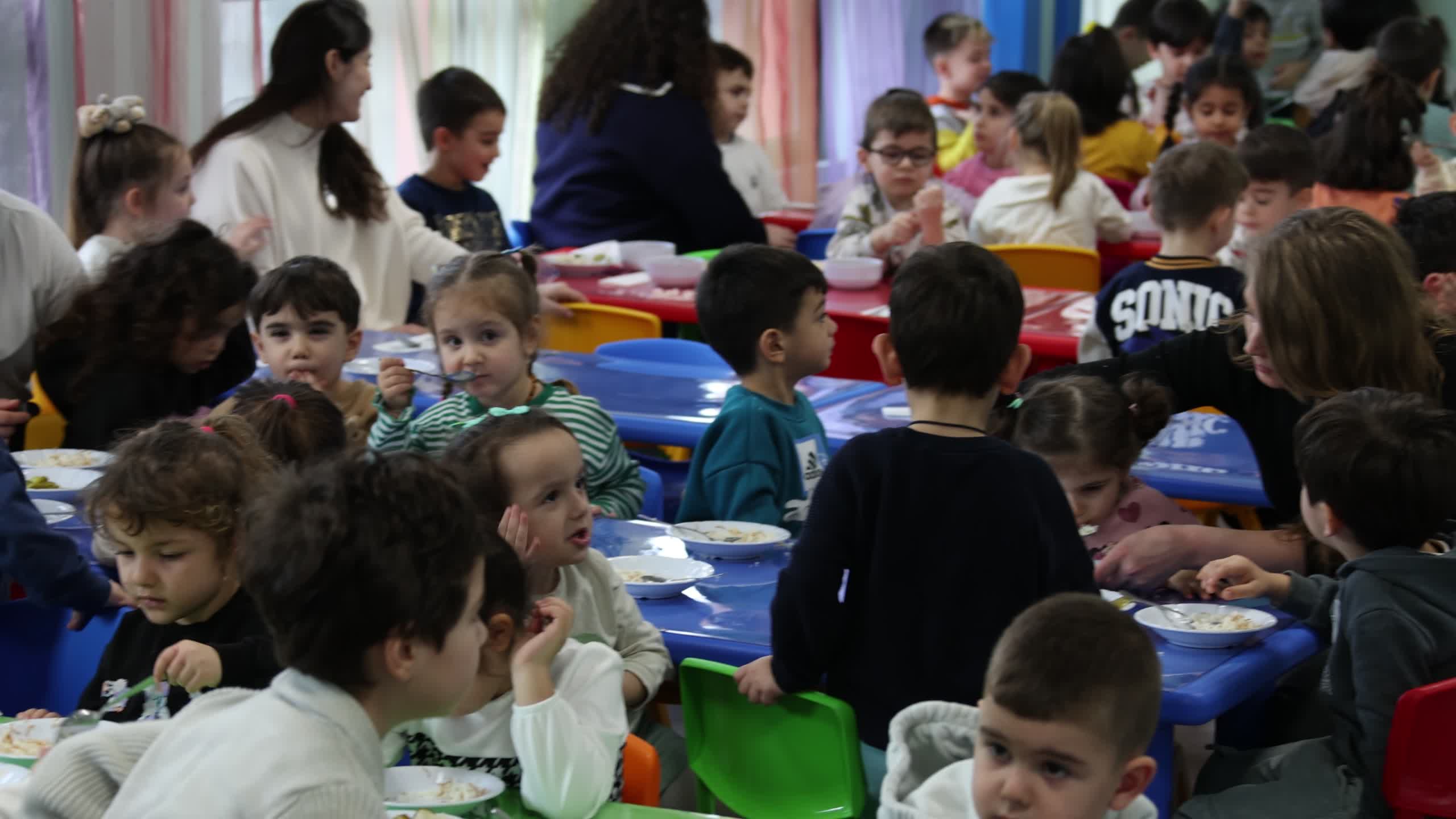 Çekmeköy Belediyesi kreşlerindeki minikler, artan yemekleri sokak hayvanları için topluyor