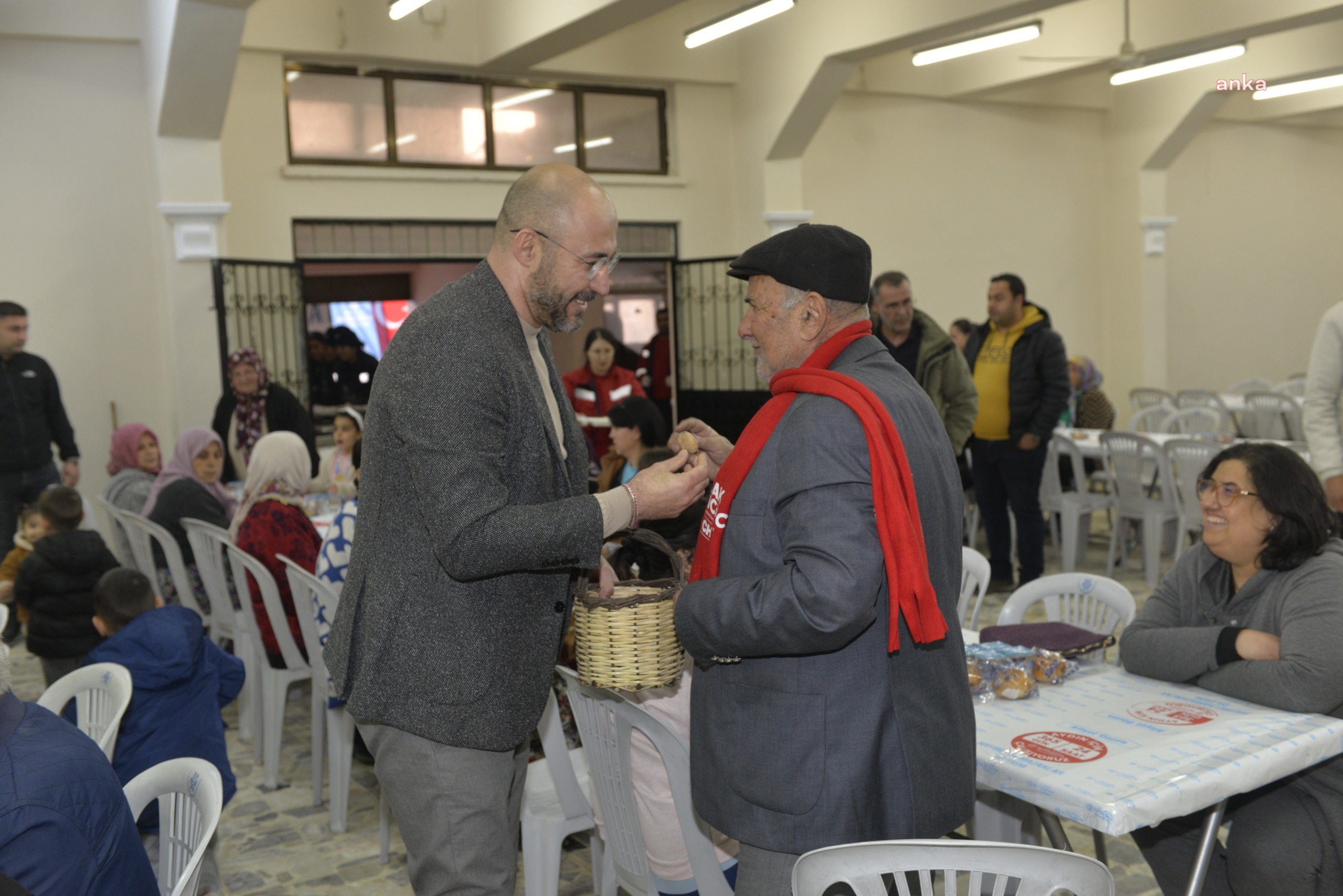 Germencik Belediye Başkanı Zencirci, iftarda vatandaşlara incir ikram etti