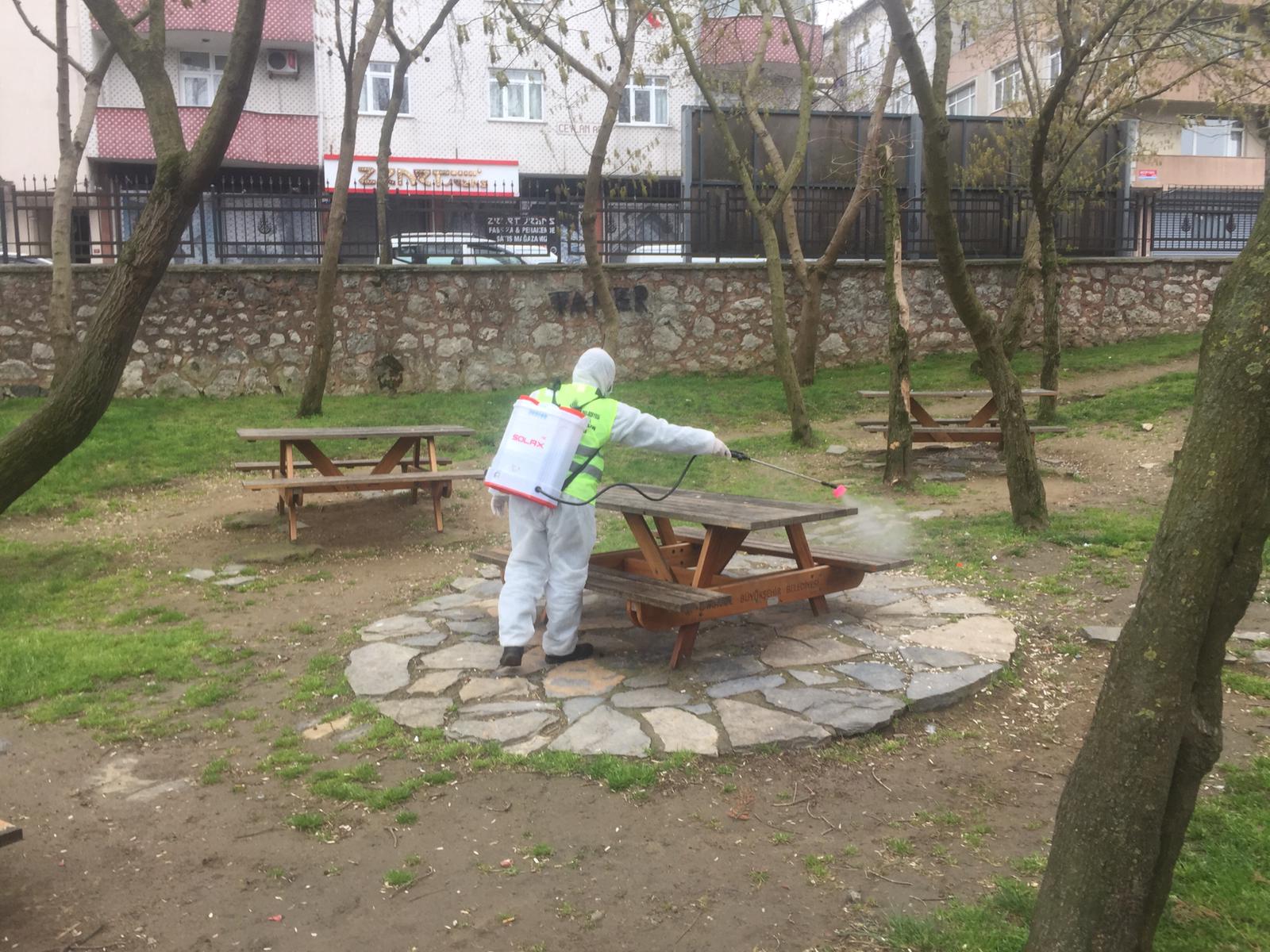 İSTANBUL'UN YEŞİL ALANLARI DEZENFEKTE EDİLİYOR