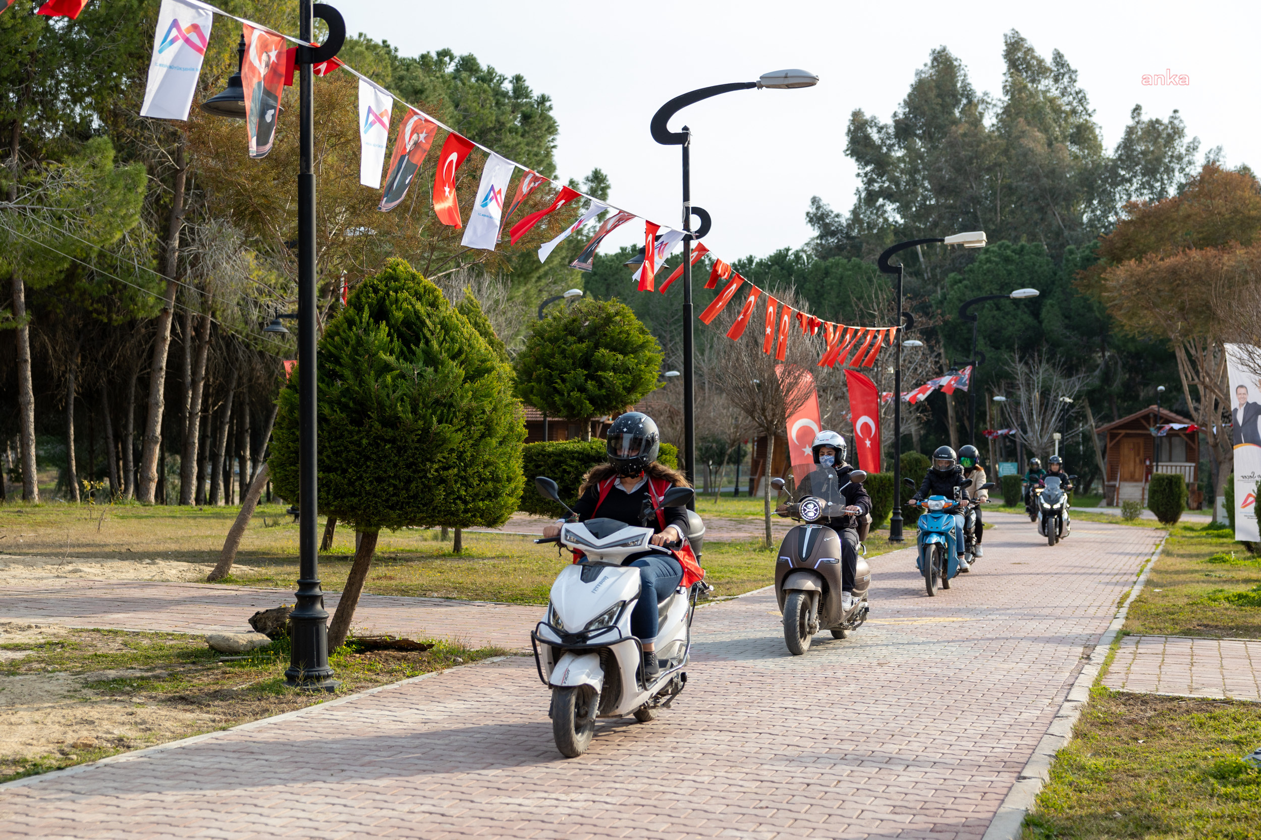 Mersin Büyükşehir Belediyesi etkinliğinde, motosiklet kullanan kadınlara ileri sürüş tekniği eğitimi verildi