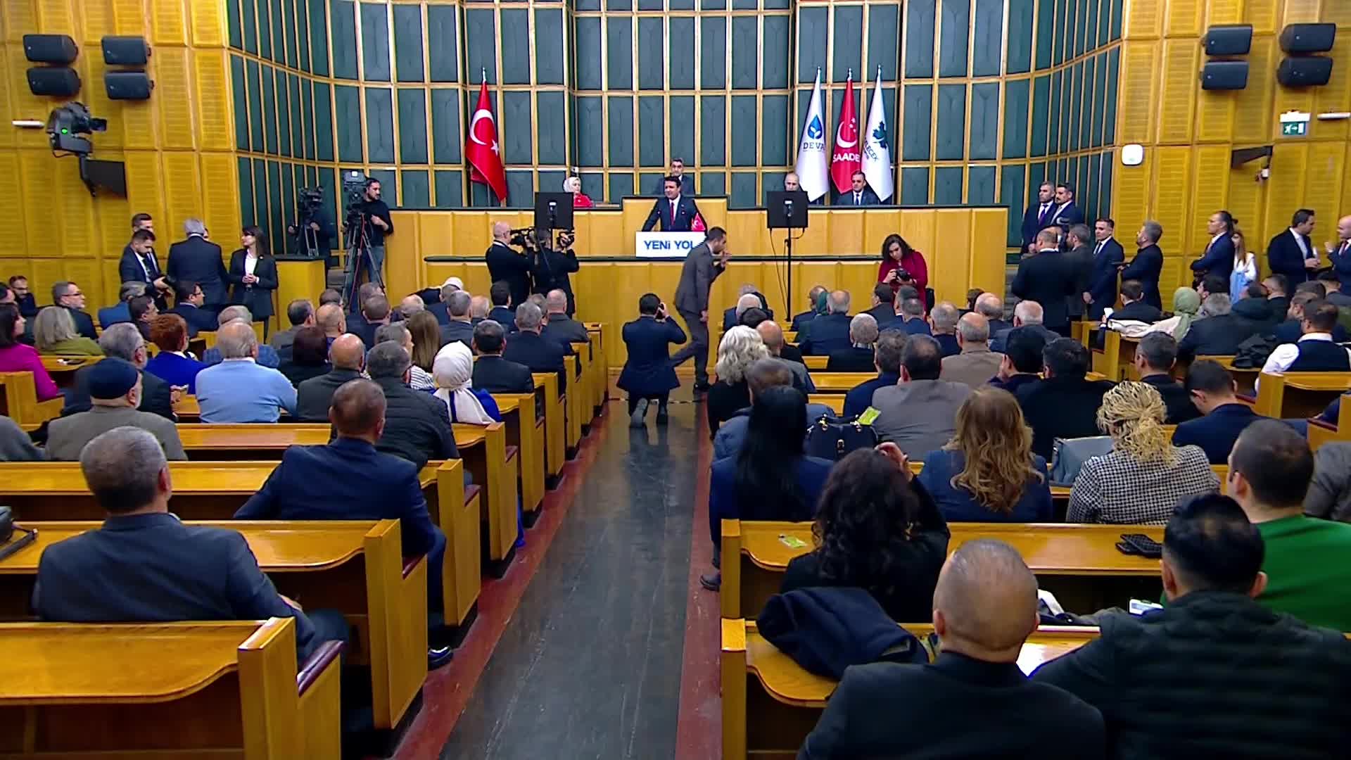 Yeni Yol Grup toplantısı… Mahmut Arıkan'dan "süreç" açıklaması: "Milli Görüş’ün fikri birikimini ve Saadet Partisi’nin tecrübesini dahil etmeye hazırız"