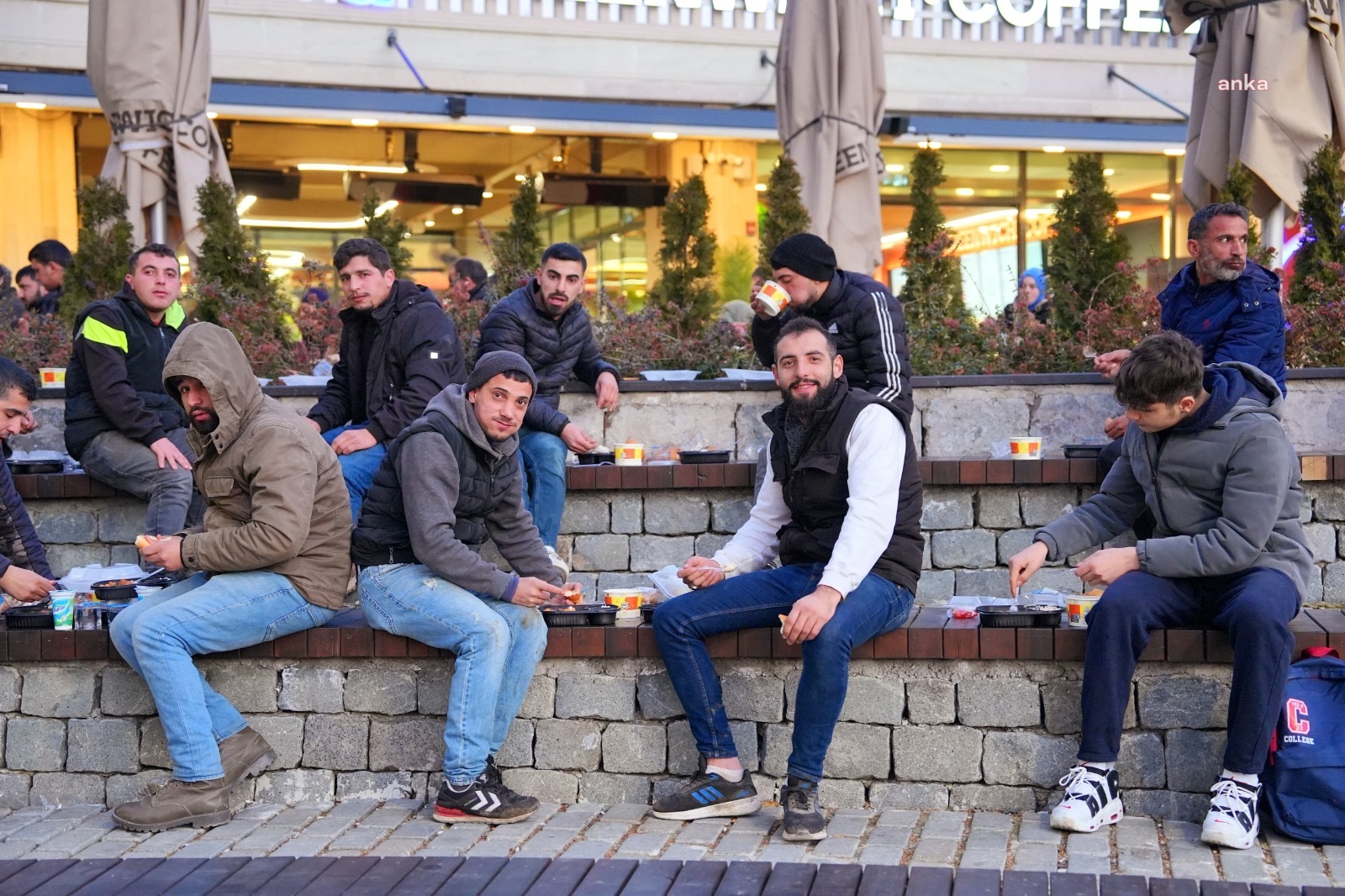 Ortahisar Belediyesi’nin düzenlediği iftar programları, İskenderpaşa Mahallesi'nde devam etti