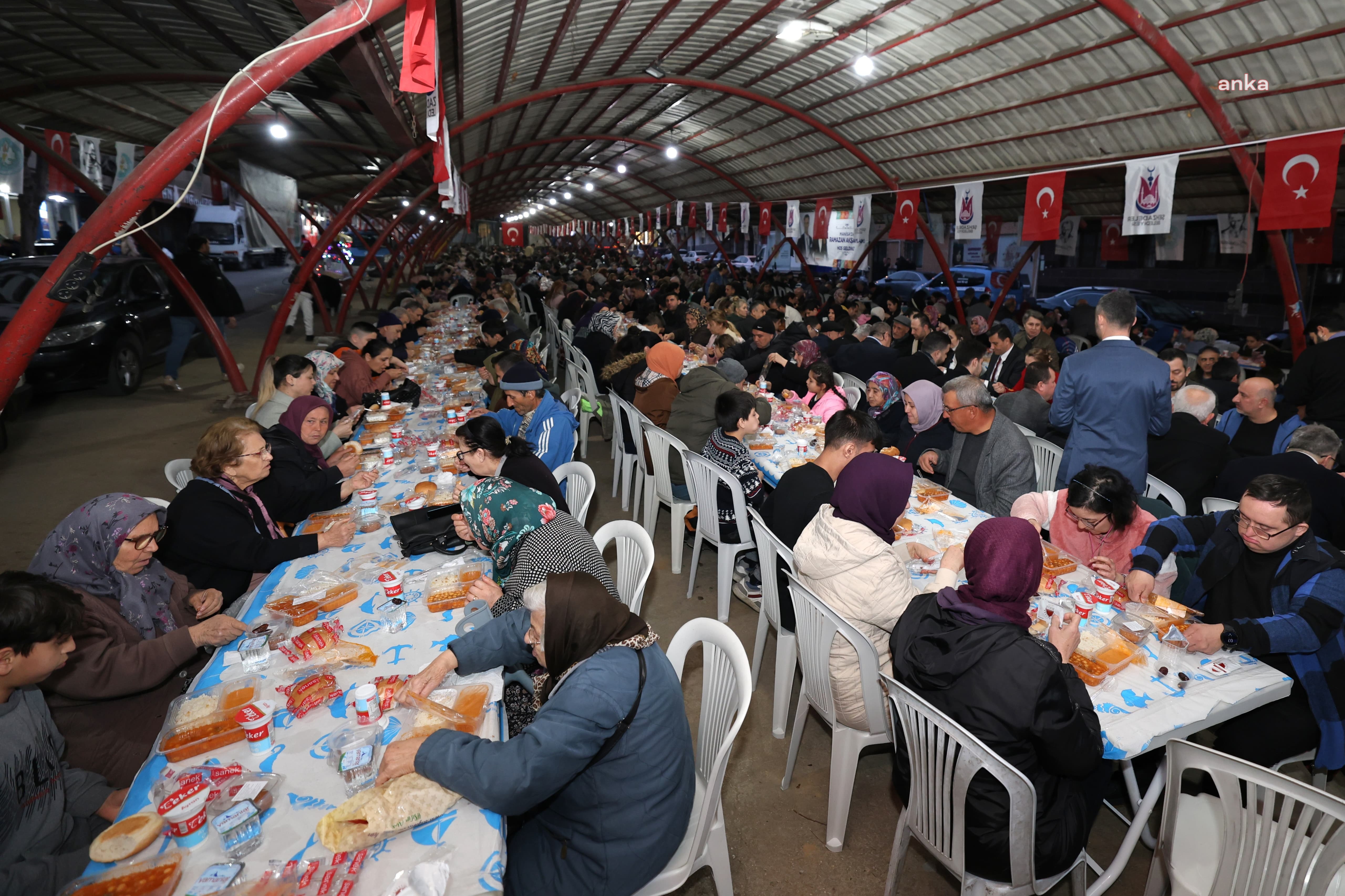 Manisa Büyükşehir Belediye Başkanı Zeyrek, Alabeylilerle iftar yaptı