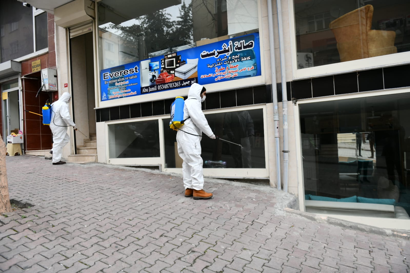 ESENYURT’TA CADDE VE SOKAKLAR KORONAVİRÜSE KARŞI İLAÇLANIYOR