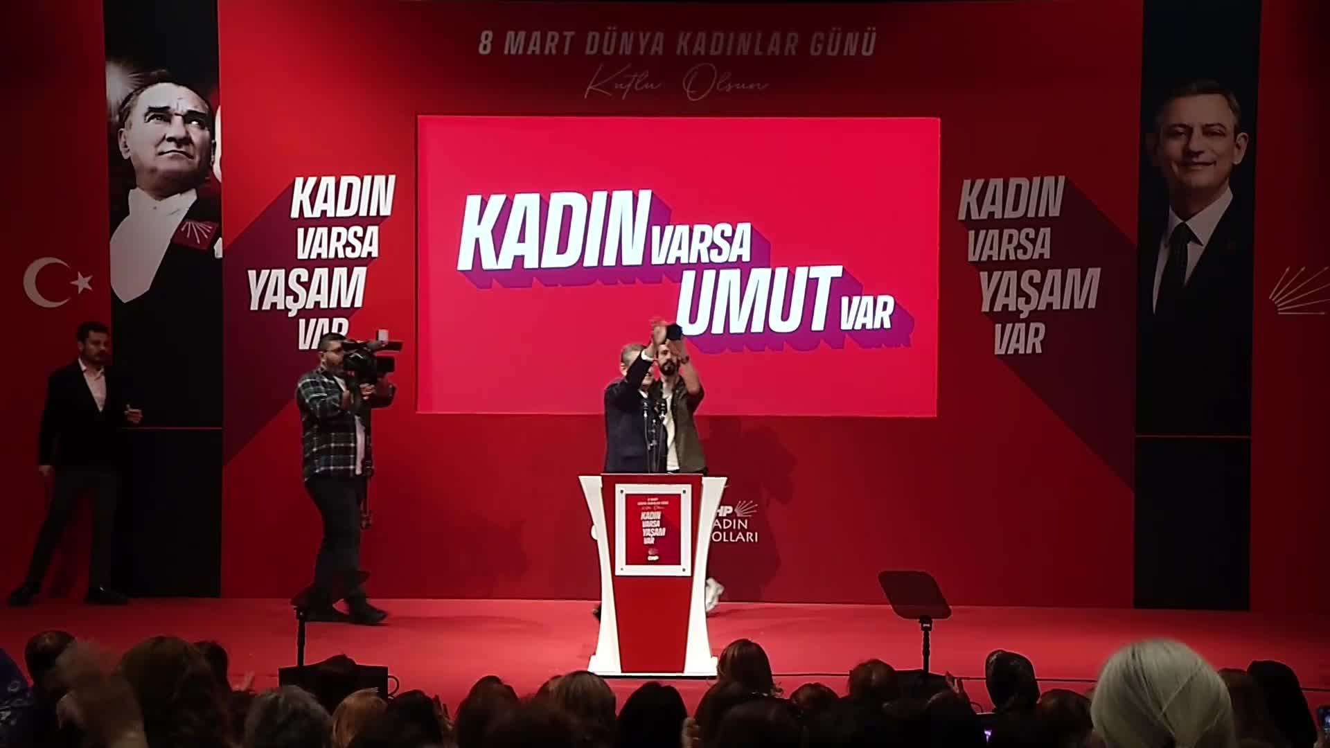 8 Mart Dünya Emekçi Kadınlar Günü...Özgür Özel: "İstanbul Sözleşmesi’ni yeniden imzalayacak, Meclis’e yollayacak bir cumhurbaşkanını seçmek için eşitlik için gelin, seçin, tarihe geçin"