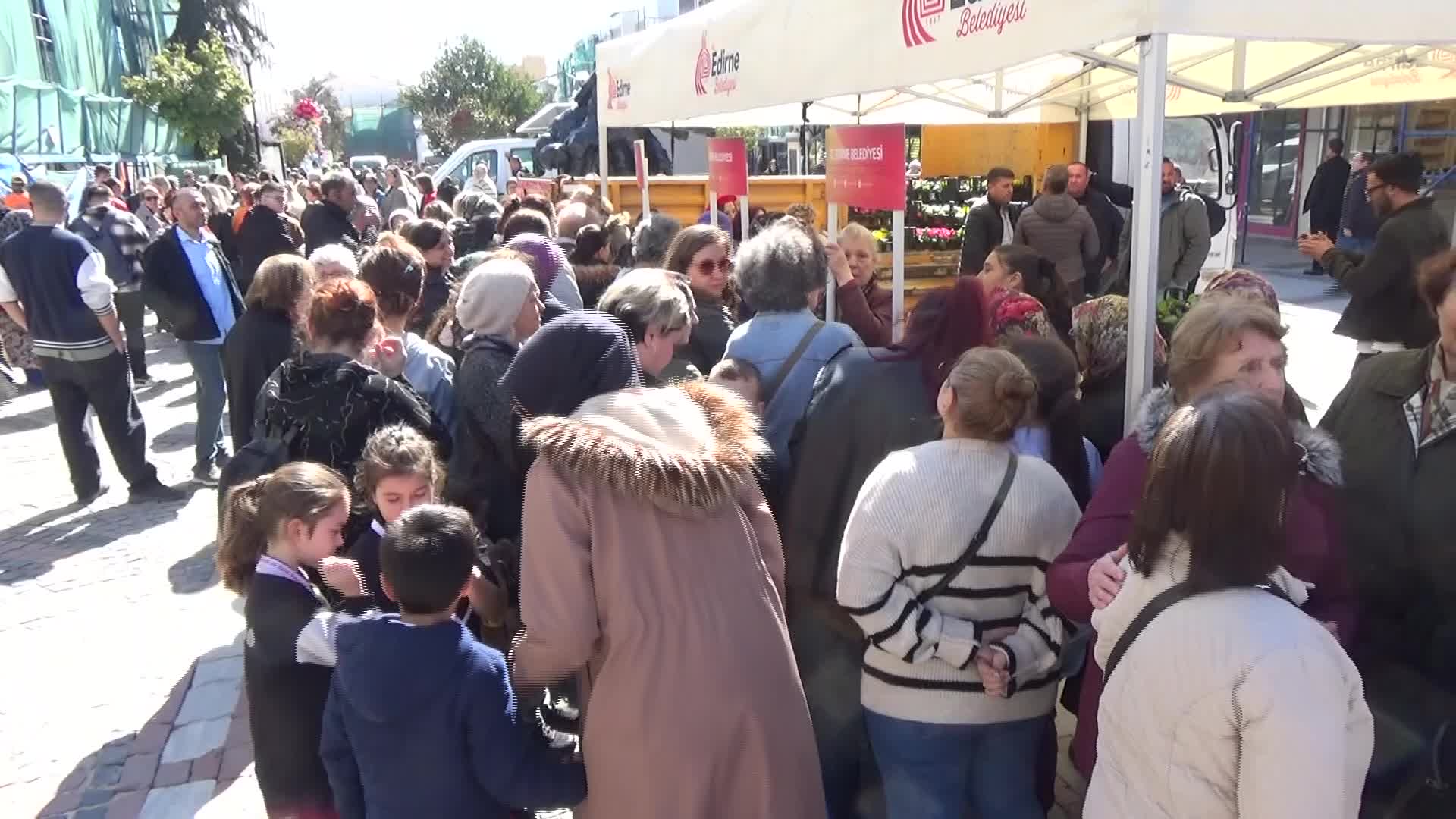 Edirne’de ücretsiz çiçek dağıtımında izdiham yaşandı
