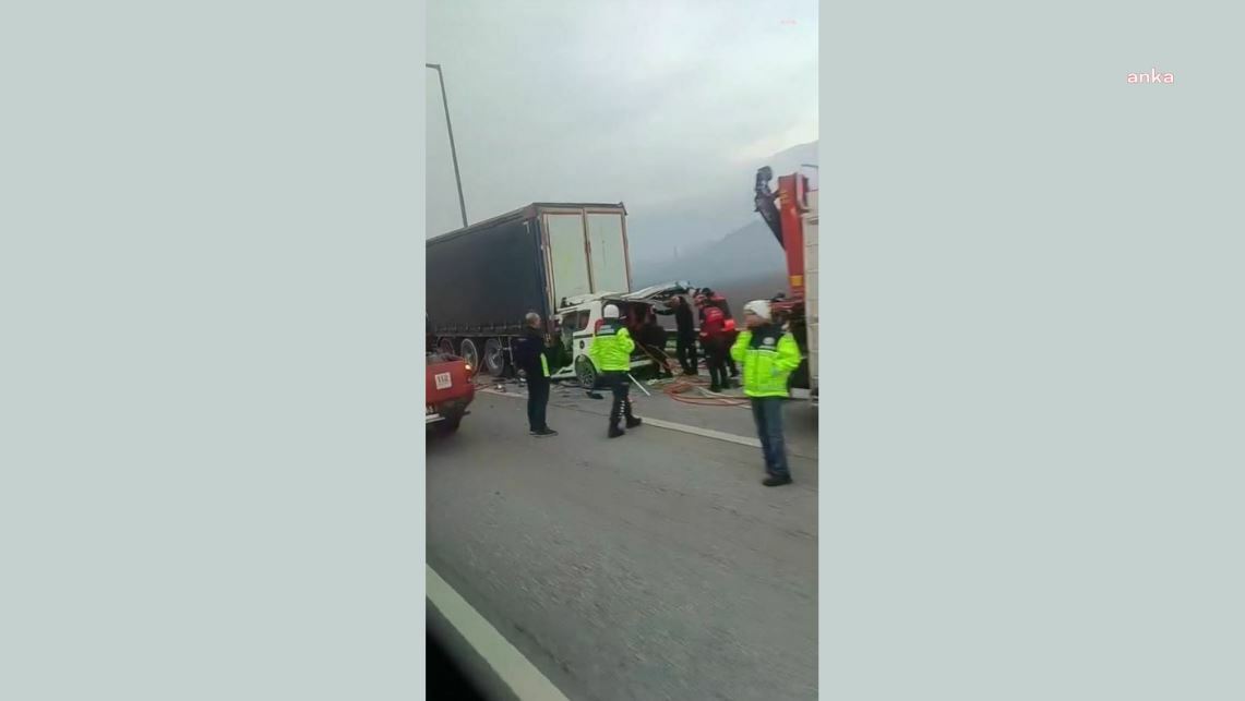 İzmir'de tıra arkadan çarpan otomobil sürücüsü hayatını kaybetti