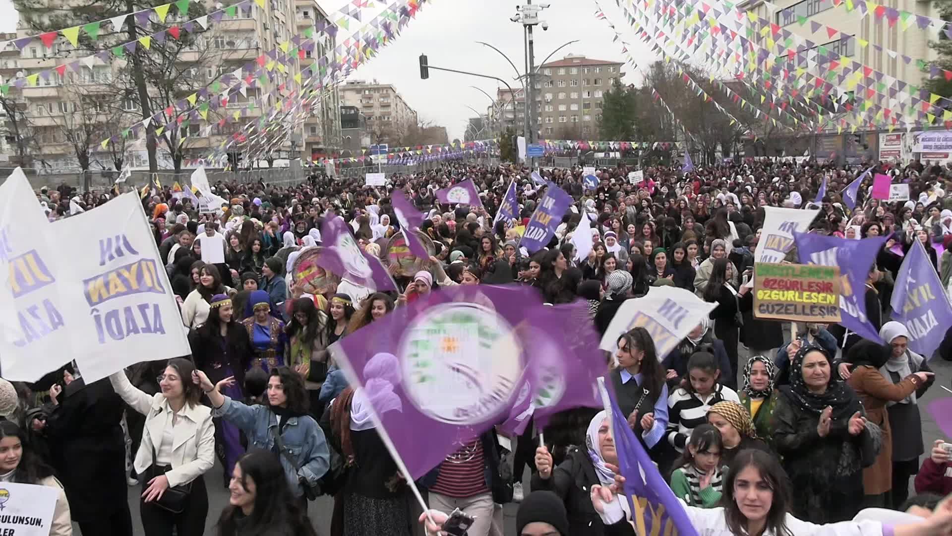 Diyarbakır’daki 8 Mart mitinginde kadınlar barış güvercini uçurdu