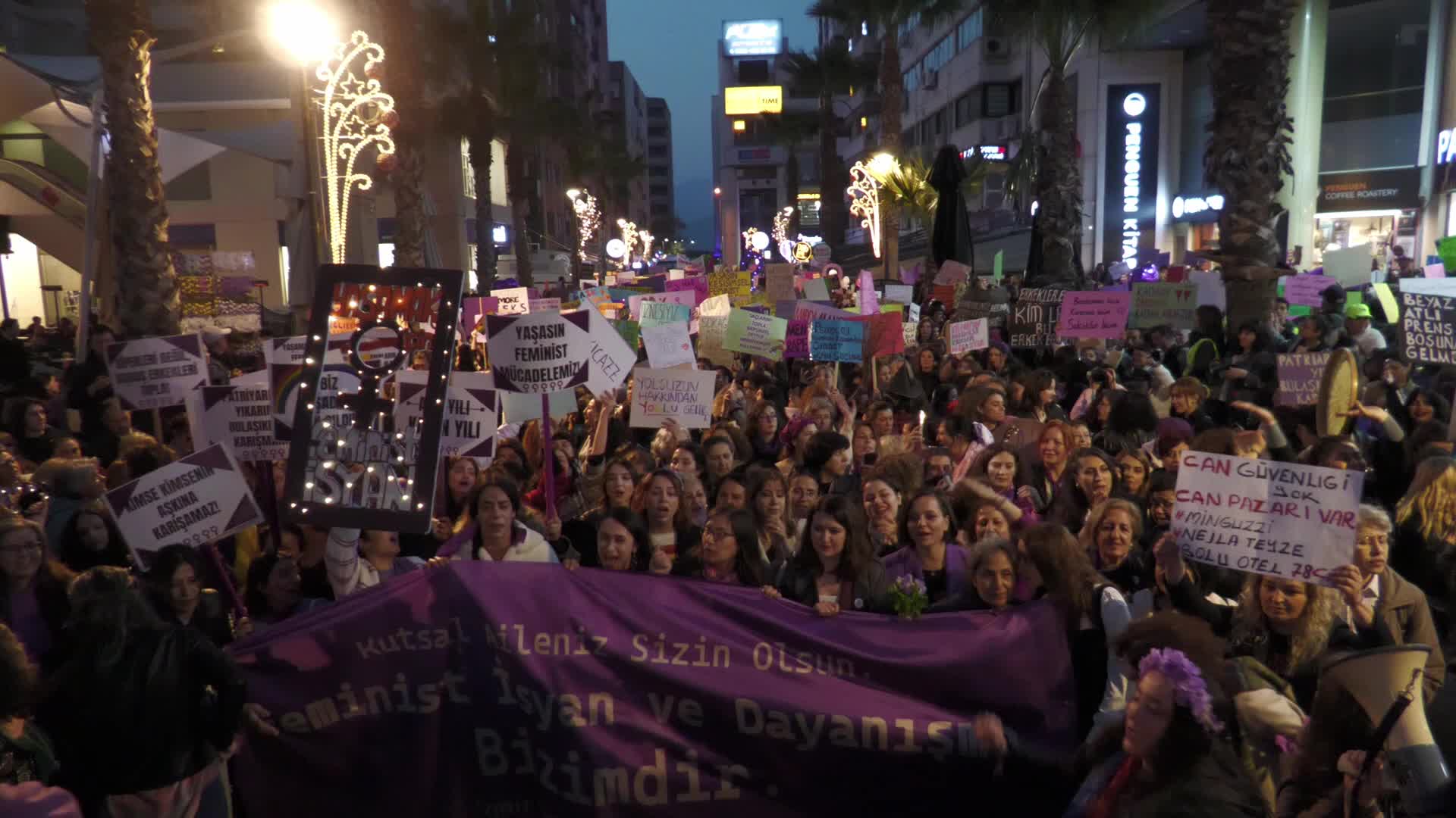 İzmir’de yüzlerce kadın hakları için yürüdü...  "Haklarımızı gasp edenlere karşı feminist öfkemizle, isyanımızla, dayanışmamızla buradayız"