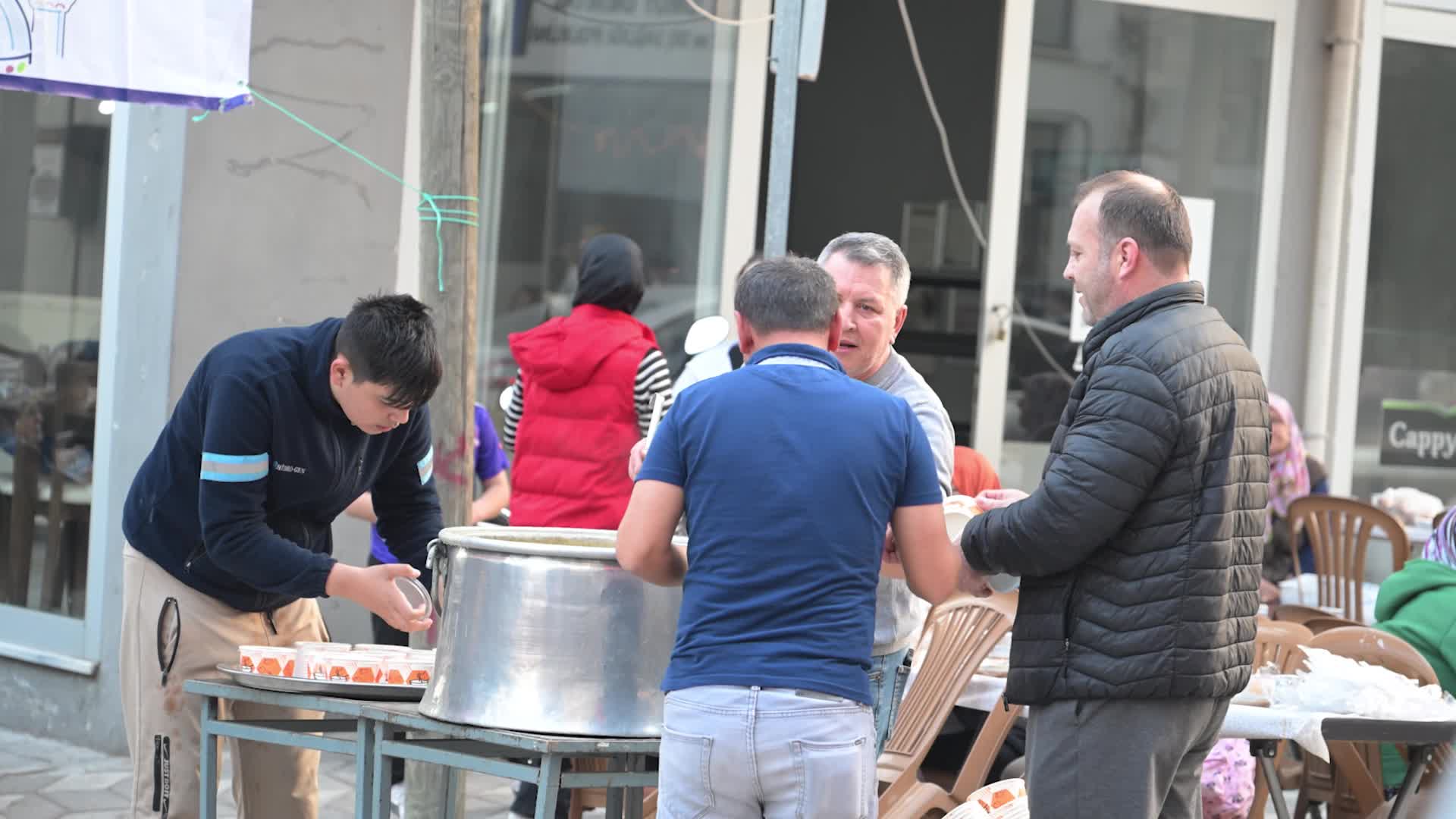 Manisa Büyükşehir Belediye Başkanı Zeyrek, Balkan Göçmenleri ile iftar sofrasında buluştu