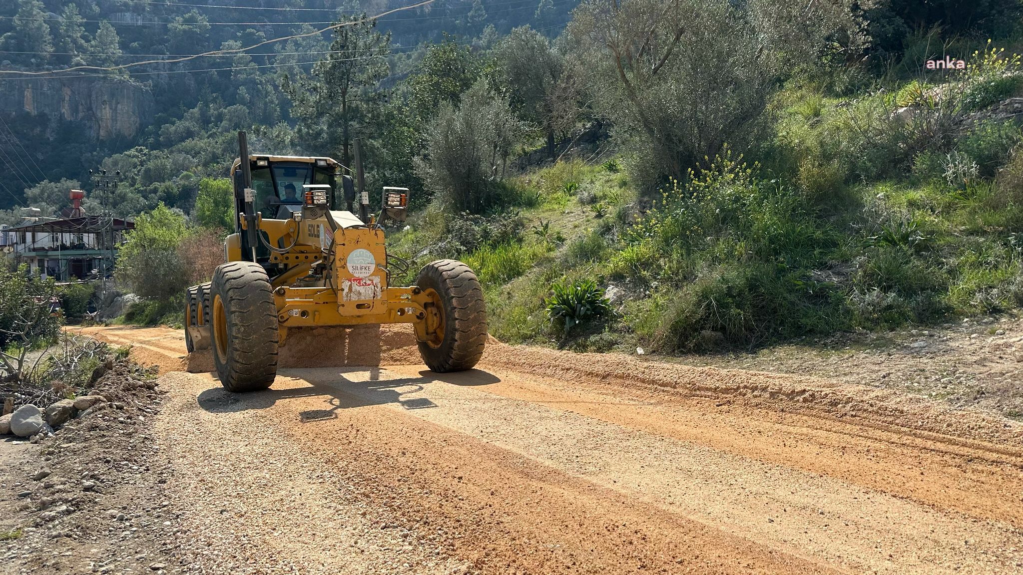 Silifke Belediyesi, yol bakım ve onarım çalışmalarını sürdürüyor