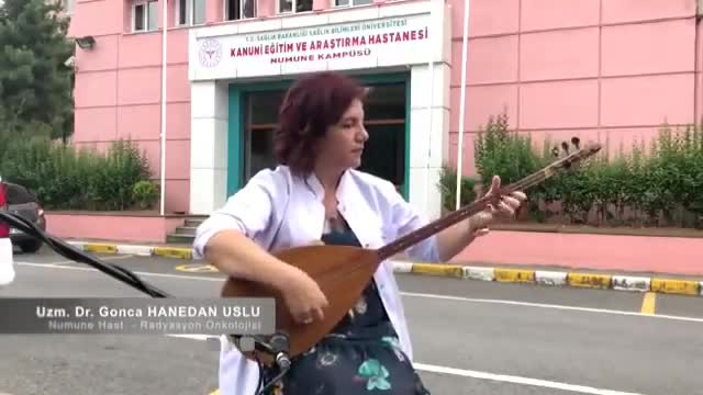 DOKTORLAR, MESLEKTAŞLARI ANISINA TÜRKÜ SÖYLEDİLER: BU DA GELİR, BU DA GEÇER, AĞLAMA...