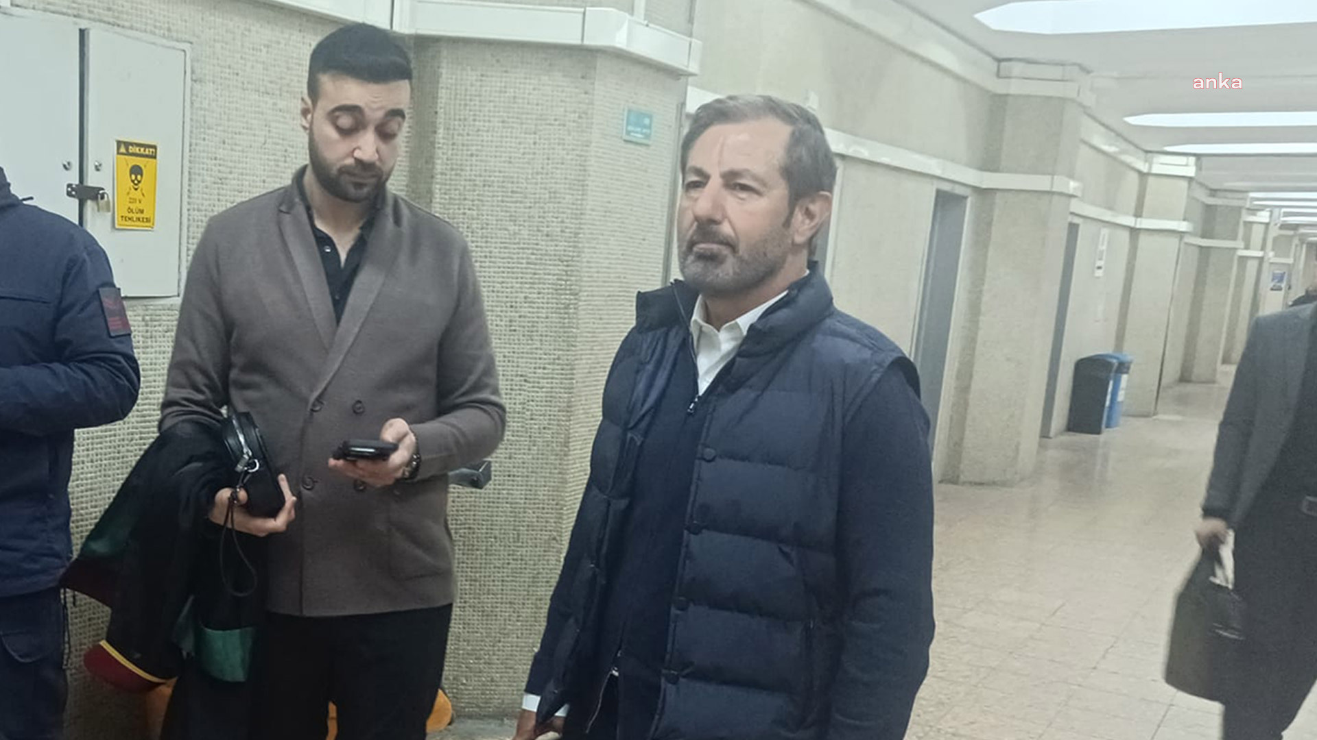 Hakkında yakalama kararı çıkarılan Halk TV Sorumlu Müdürü Serhan Asker, Ankara Adliyesi'nde