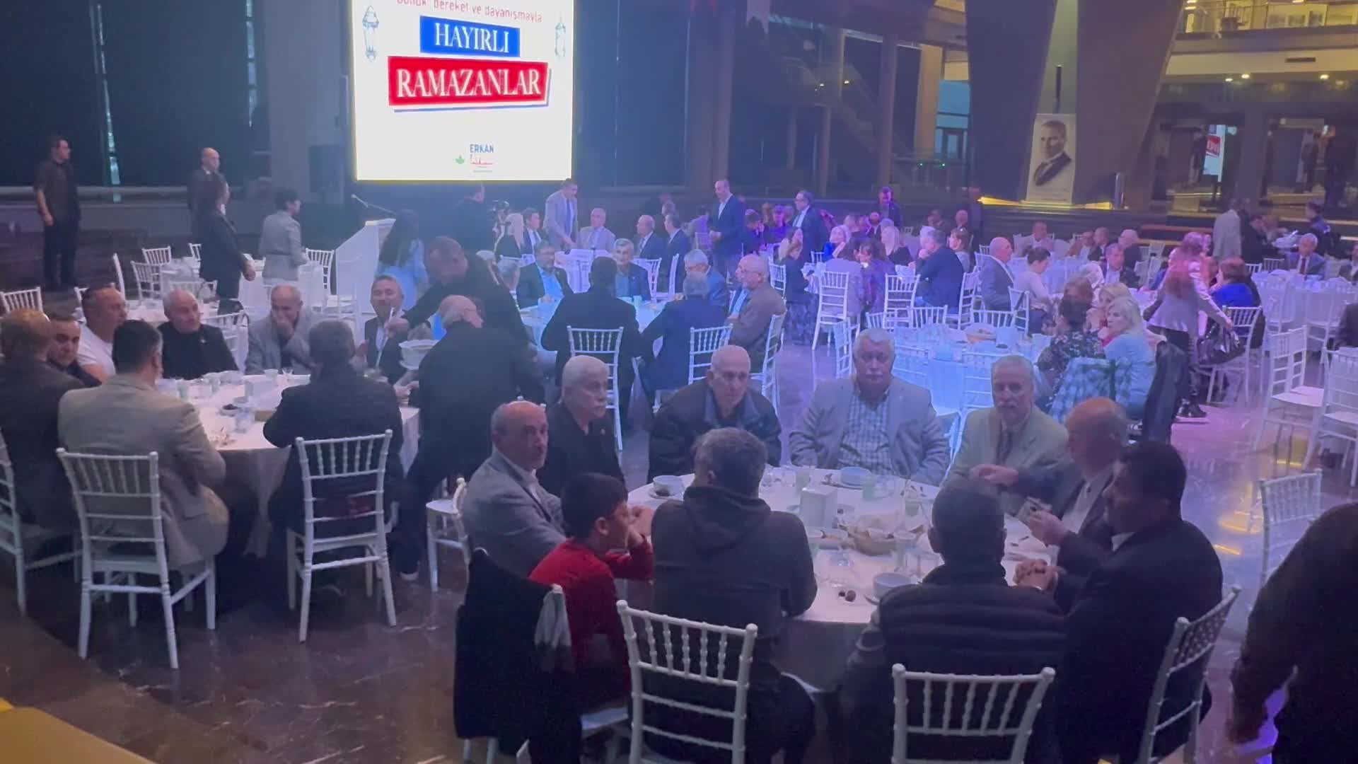 Osmangazi Belediye Başkanı Aydın, muhtarlar ve belediye meclisi üyeleriyle iftarda bir araya geldi