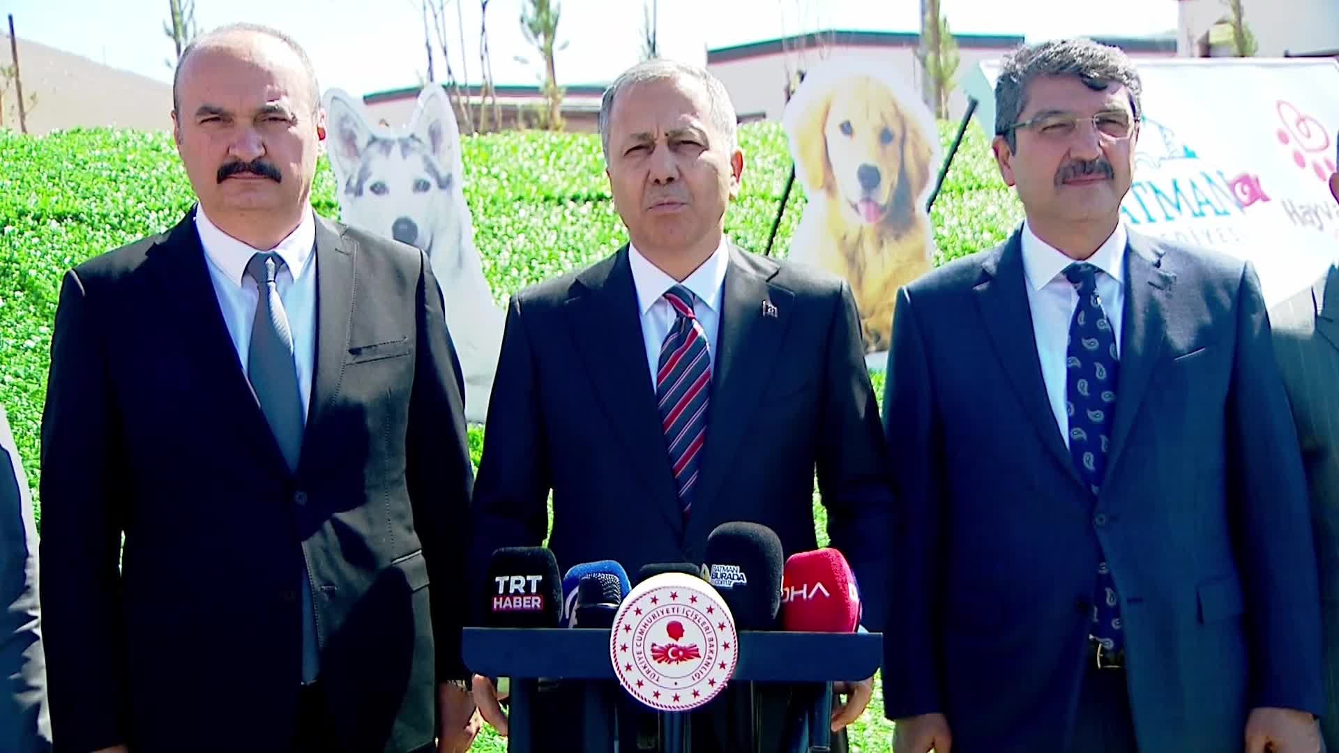 Yerlikaya’dan ''sokak köpekleriyle'' ilgili açıklama: ''Müfettişler, valiliklerin, büyükşehir, il ve ilçe belediyeleriyle, il özel idarelerinin uygulamalarını, yerinde detaylı olarak inceleyecek''