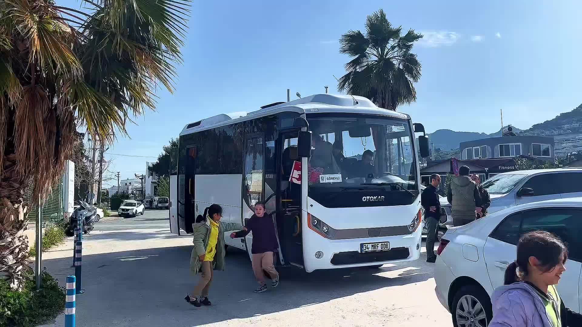 Bodrum Belediyesi ve TÜRÇEV iş birliğinde Turgutreis Halk Plajı'nda temizlik çalışması yapıldı