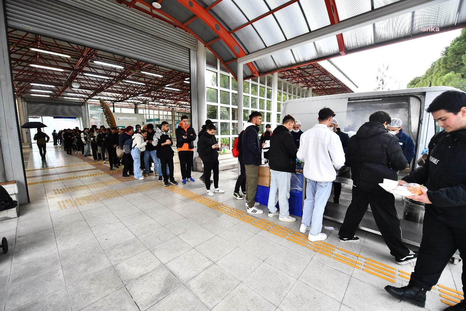 İzmir Büyükşehir Belediyesi, kentteki 6 noktada üniversite öğrencilerine yemek dağıtıyor