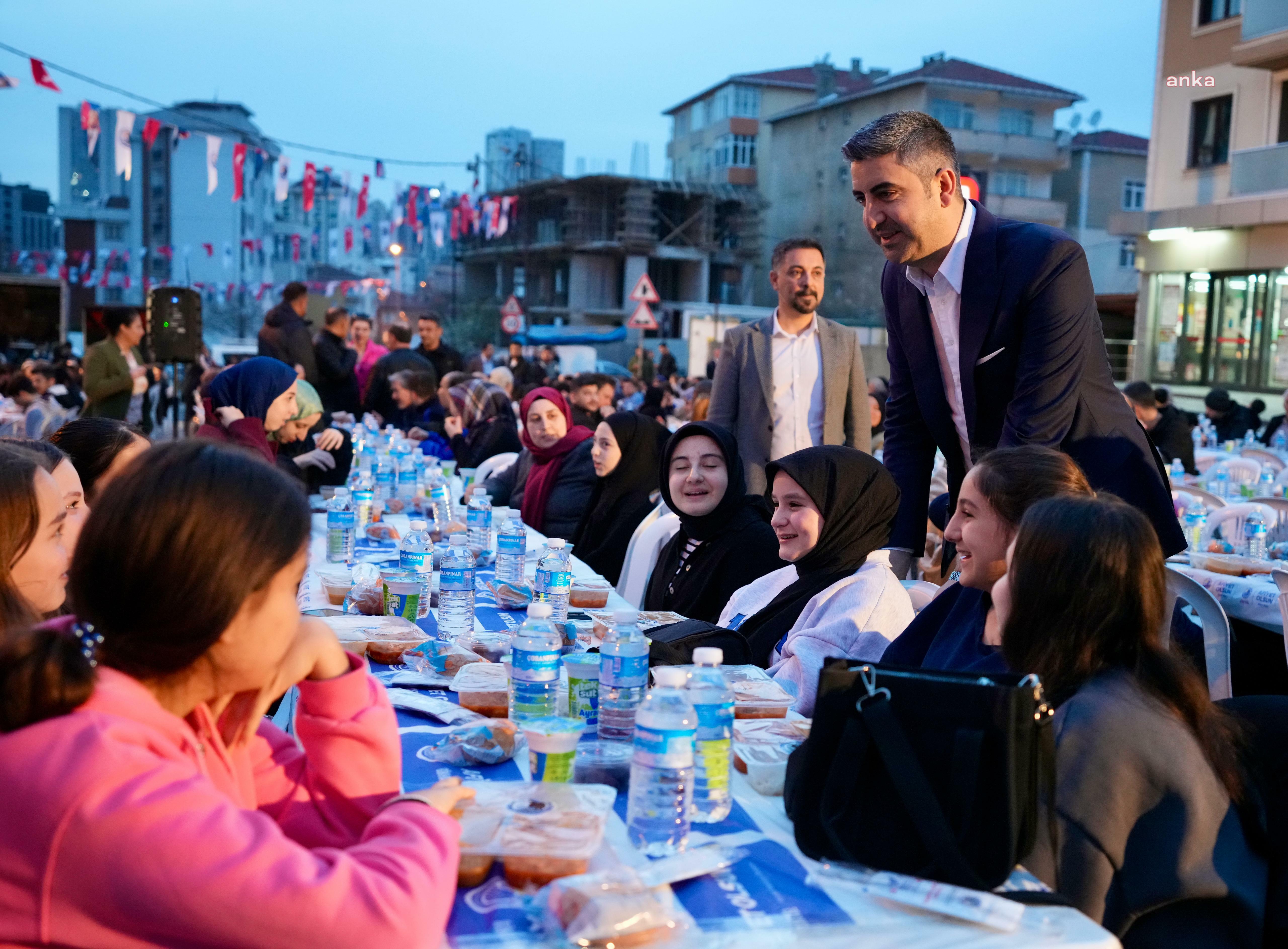 Kartal Belediyesi’nin açık hava sokak iftarları, binlerce vatandaşı aynı sofrada buluşturuyor