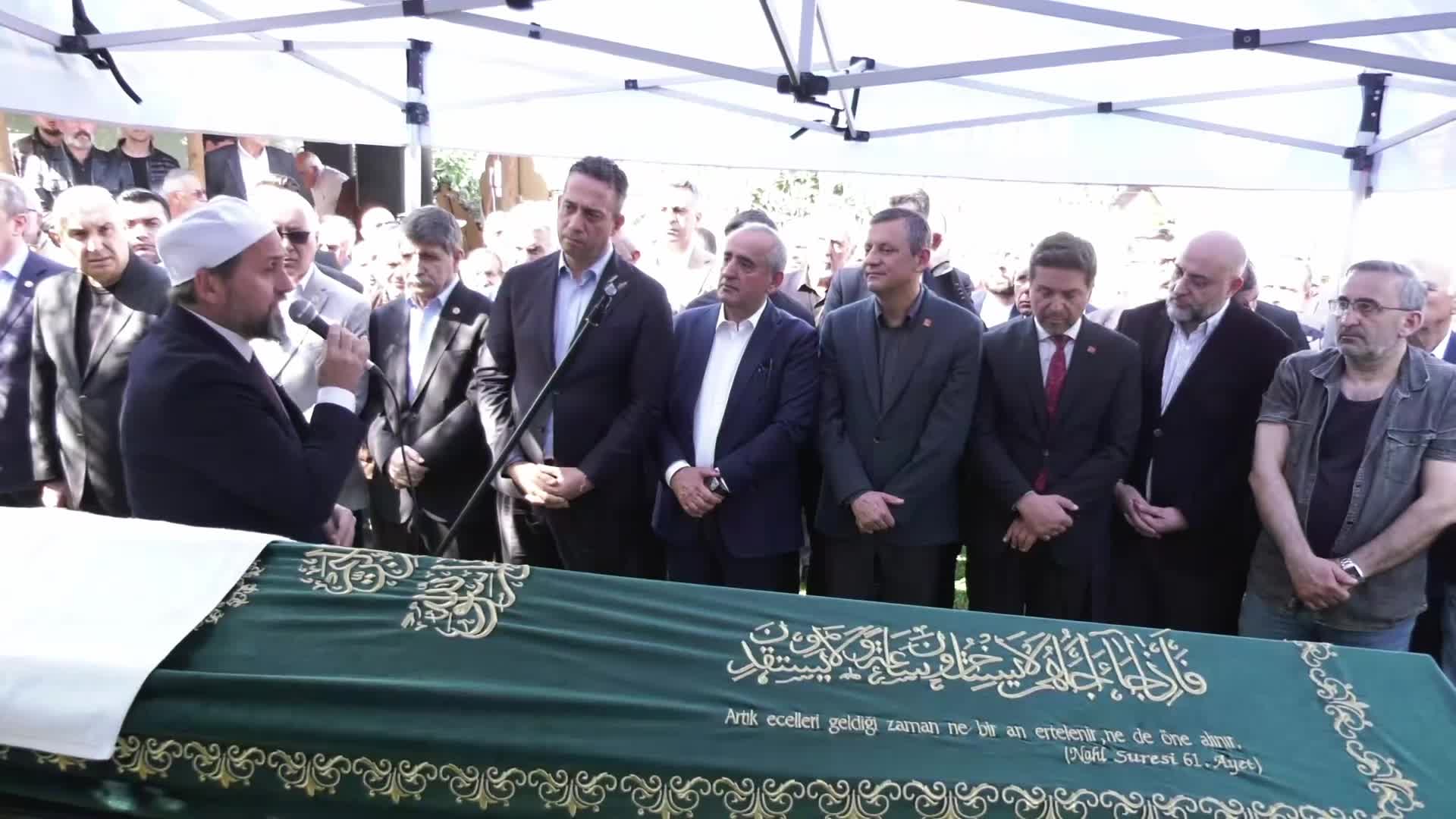 Özgür Özel, eski TBMM Başkanvekili Haydar Akar’ın babasının cenaze törenine katıldı