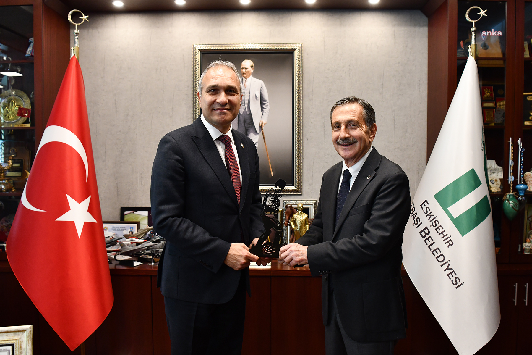 Tepebaşı Belediye Başkanı Ataç, CHP'li Suat Özçağdaş'ı makamında ağırladı