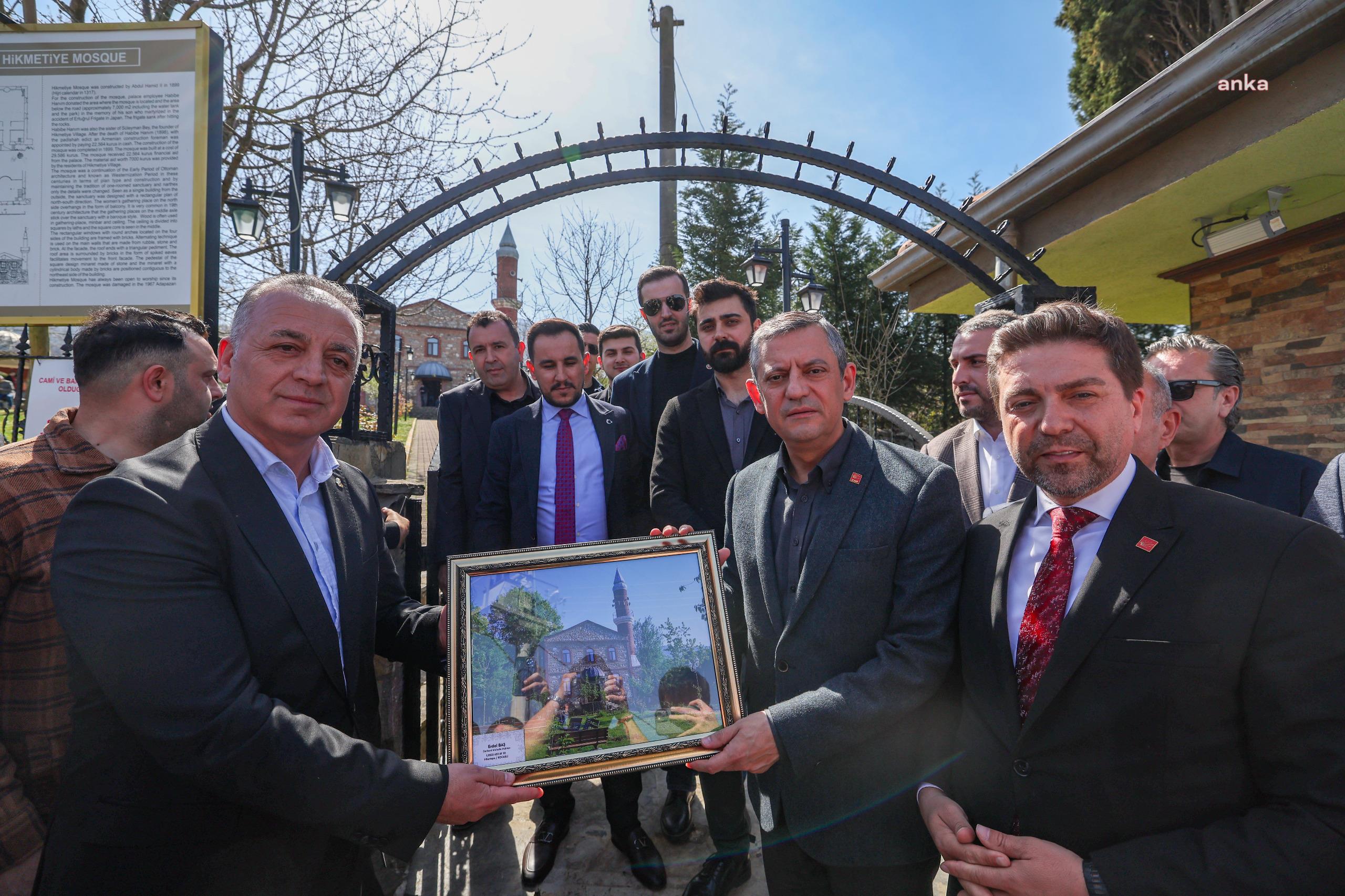 Özgür Özel, Kocaeli'de Cuma namazını tarihi camide kıldı