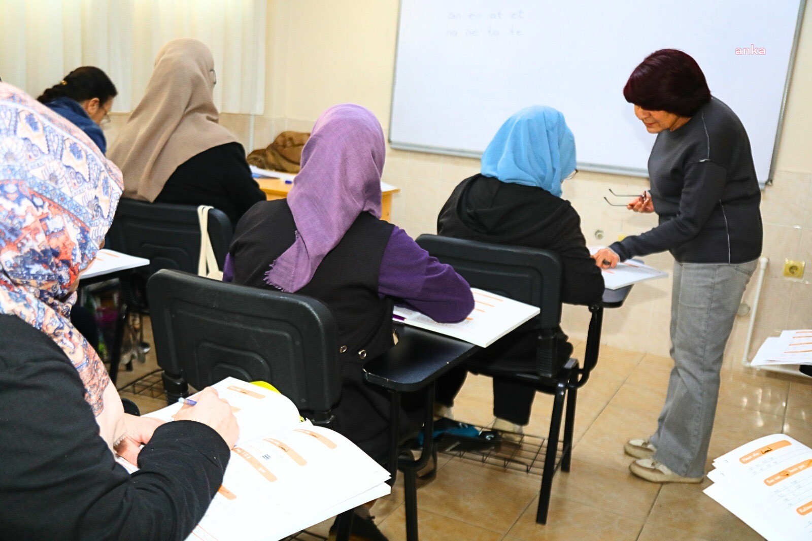Bayraklı Belediyesi'nin okuma yazma öğrettiği kadınlar: Bu kurs hayatımızı değiştirecek