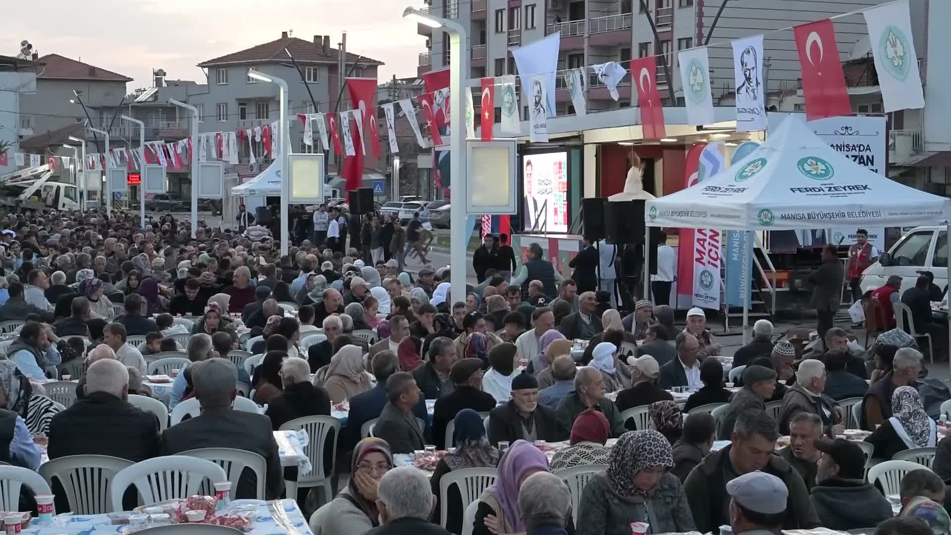 Manisa Büyükşehir Belediyesi'nden Selendi'de 2 bin 500 kişilik iftar sofrası
