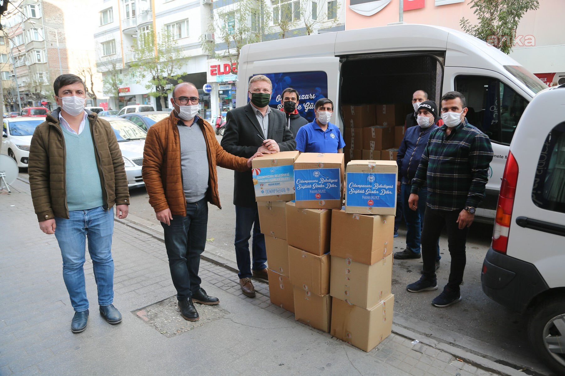 ODUNPAZARI BELEDİYESİ'NDEN ZORDA KALAN ESNAFA DESTEK