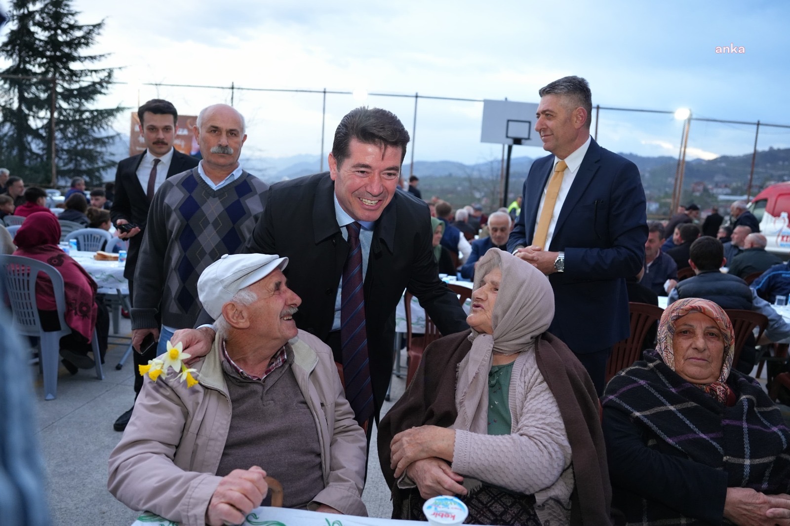 Ortahisar Belediye Başkanı Kaya, vatandaşlarla iftar sofrasında bir araya geldi