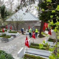 Bursa Büyükşehir Belediyesi'nden şehitliklerde temizlik çalışması