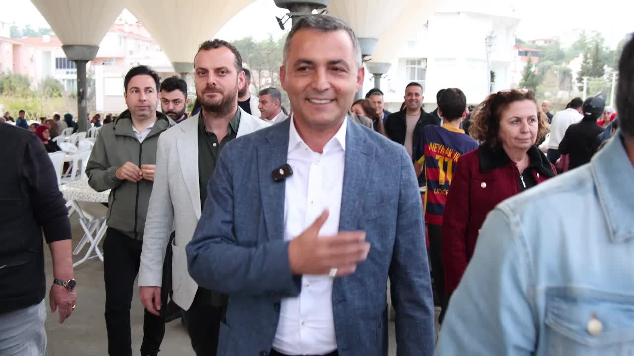 Manavgat Belediye Başkanı Kara, Sarılar Mahallesi’nde kurulan iftar sofrasında vatandaşlarla bir araya geldi