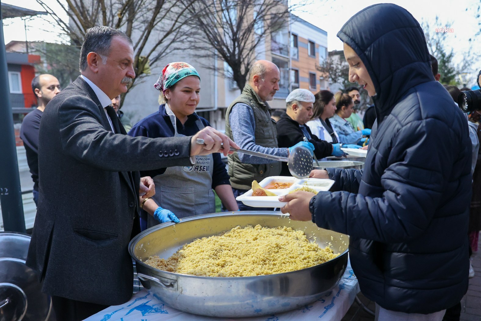 Yunusemre Belediyesi, iftar programlarına Barbaros Mahallesi'nde devam etti