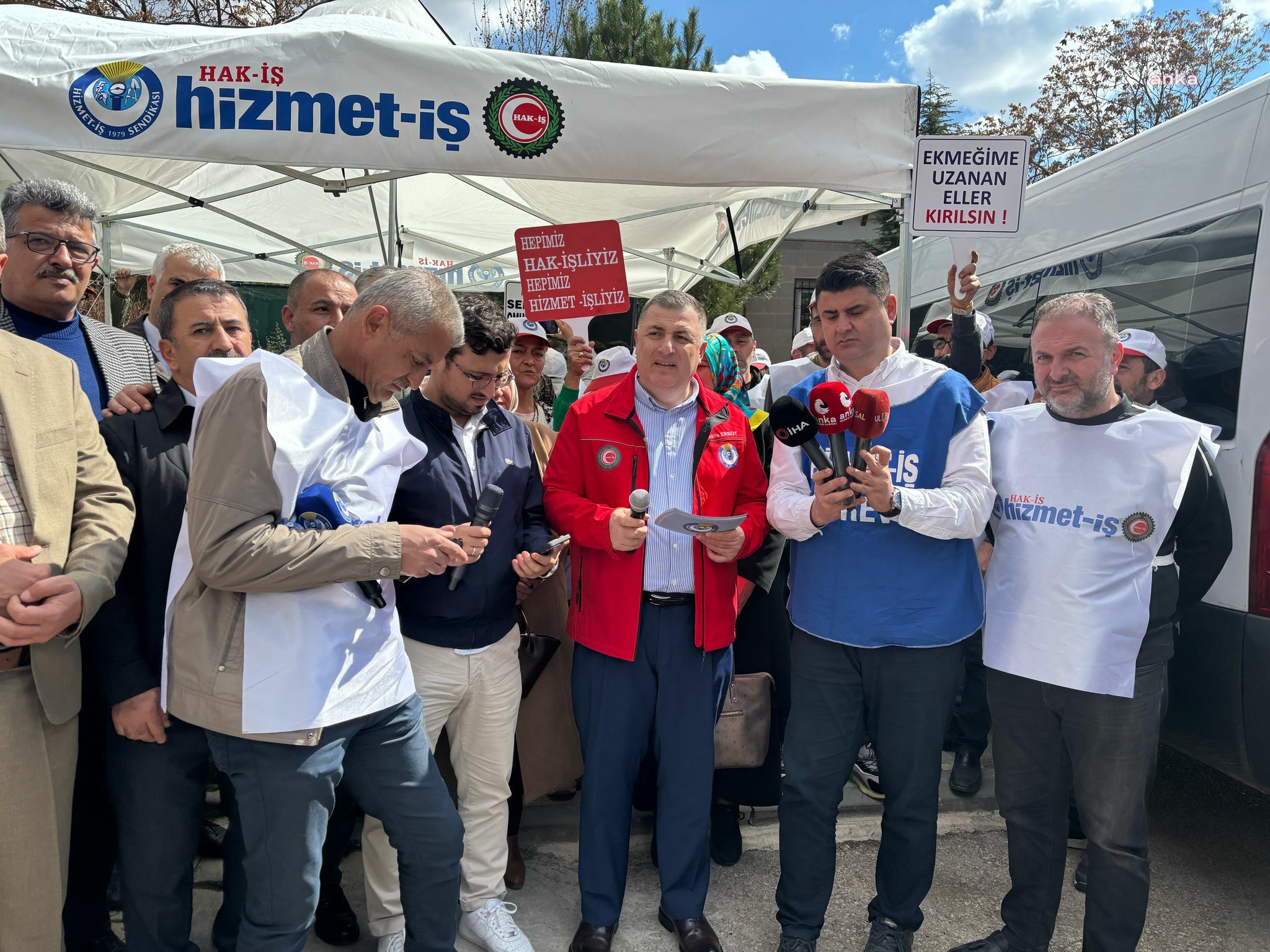 Altındağ Belediyesi işçileri eylemde... HAK-İŞ/HİZMET-İŞ Sendikası Genel Başkan Yardımcısı Ersoy: "Sendikamızdan istifa etmeyi reddeden 25 arkadaşımızı işten çıkardılar"