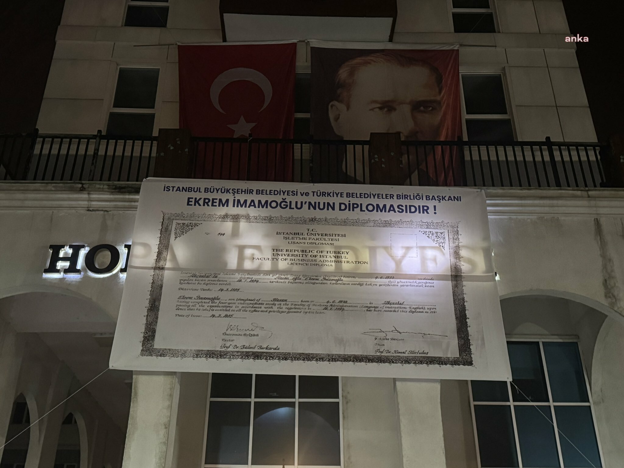 Hopa Belediyesi, İmamoğlu'nun diplomasını belediye binasına astı: Hukuksuzluğu kabul etmiyoruz!