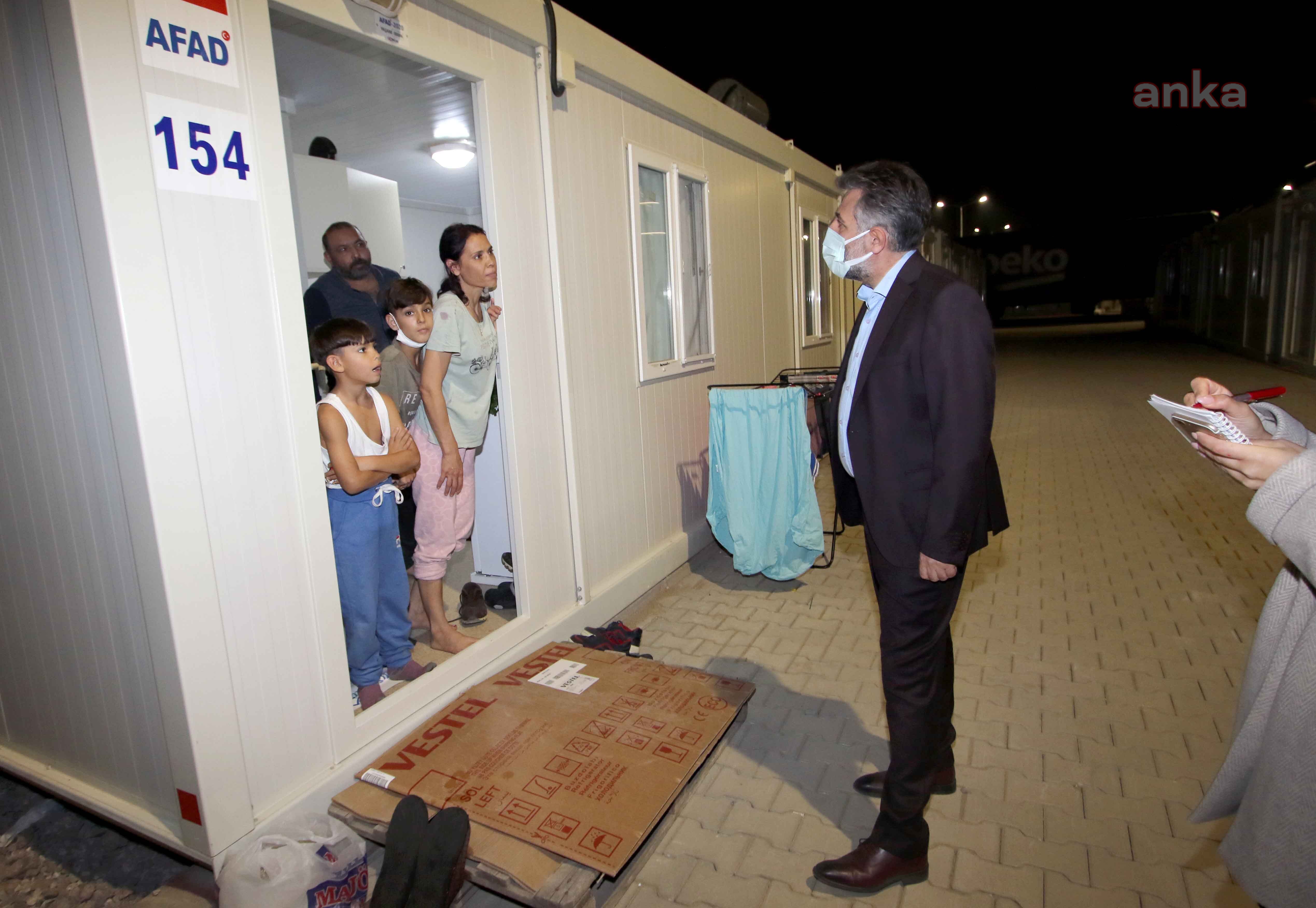 BAYRAKLI BELEDİYE BAŞKANI SANDAL, DEPREMZEDELERİ YALNIZ BIRAKMIYOR